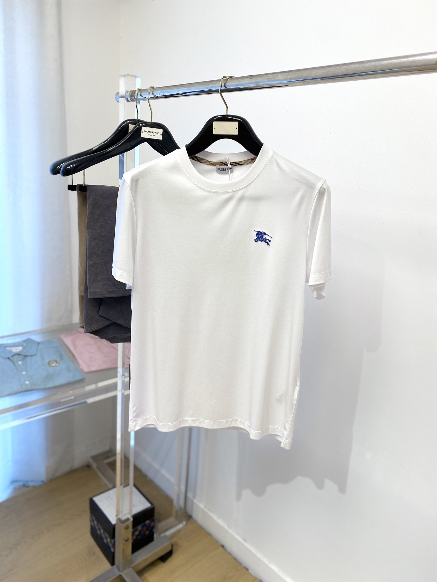 NO:447436,Burberry, the latest short-sleeved T-shirt in 2025, handsome and fashionable, exquisite embroidered pattern logo on the chest, simple and versatile style. Fabric cotton is not only crisp, maintains a fashionable silhouette, but also comfortable to wear, with more delicate yarn, and size M-3XL, burberry, T-shirt, tees, t-shirt, alexander wang19860909巴宝莉、2025最新款短袖T恤,帅气时尚,胸前精致刺绣图案logo,简约百搭款.面料棉 不仅挺括,保持潮流的廓形,又穿着舒适,纱织更细腻,码数 M-3XL,,burberry,T-shirt,tees，t-shirt,alexander wang,Men's clothing