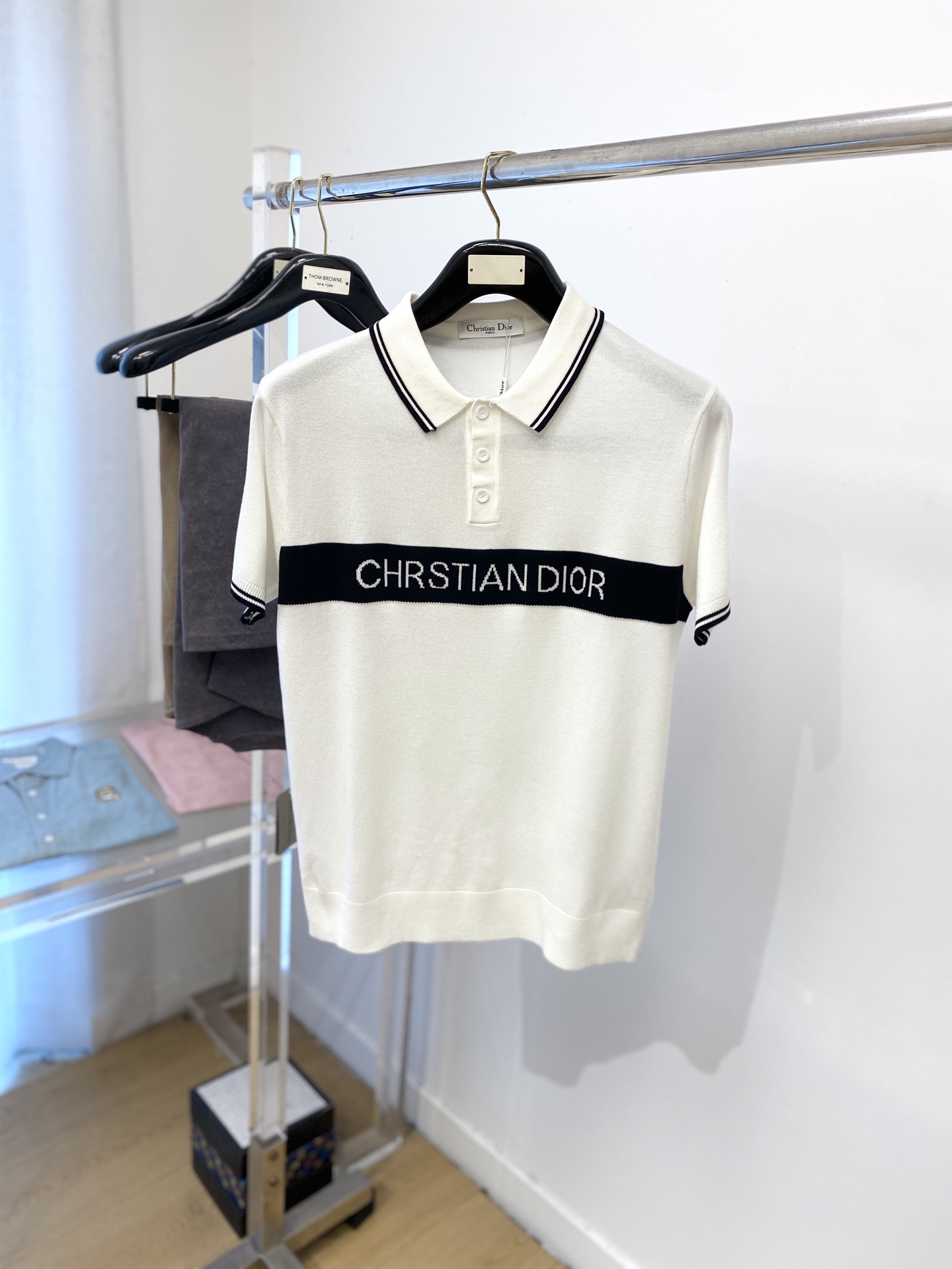 NO:447445,Dior, 2025's latest knitted short-sleeved T-shirt, handsome and fashionable, top-quality woven letter logo under the clothes, simple and versatile style. The fabric cotton is not only crisp, maintains the trendy silhouette, but also comfortable to wear, and the yarn is more delicate, the number M-3XL, dior, T-shirt, tees, t-shirt, alexander wang19860909迪奥、2025最新款针织短袖T恤,帅气时尚,衣下顶级定织字母logo,简约百搭款.面料棉 不仅挺括,保持潮流的廓形,又穿着舒适,纱织更细腻,码数M-3XL,,dior,T-shirt,tees，t-shirt,alexander wang,Men's clothing