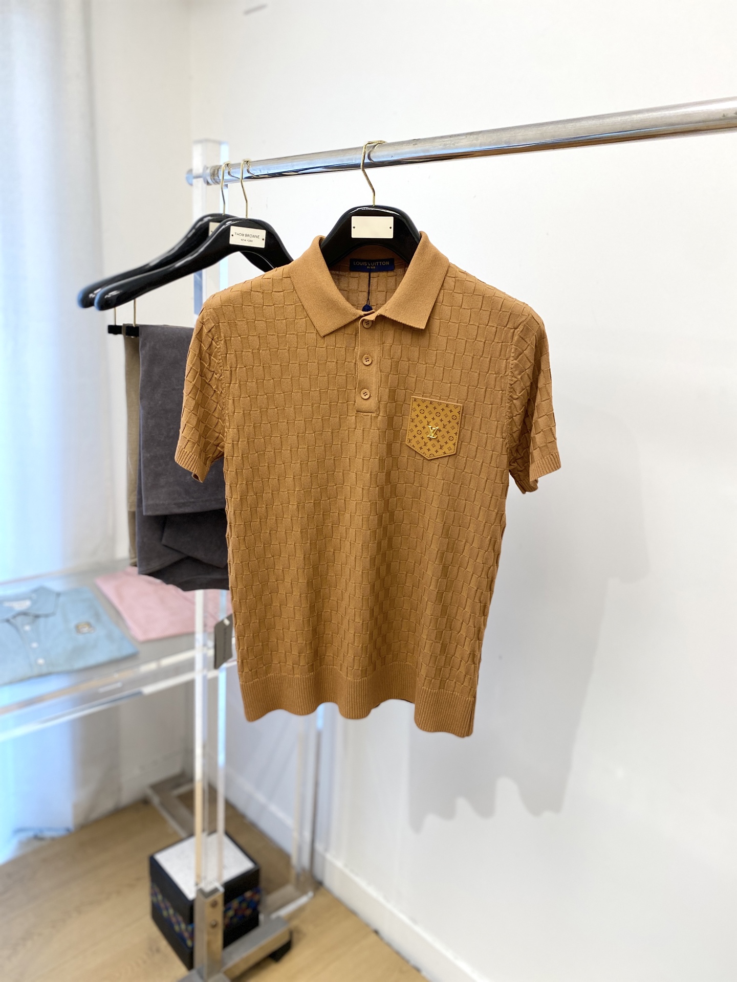 NO:478183,Louis Vuitton, the latest knitted short-sleeved T-shirt in 2025, handsome and fashionable, chest hardware decorative letter logo, simple and versatile style. Fabric cotton is not only crisp, maintains a fashionable silhouette, but also comfortable to wear, and the yarn is more delicate, the number M-3XL, louis vuitton, T-shirt,tees, t-shirt,alexander wang19860909路易威登、2025最新款针织短袖T恤,帅气时尚,胸前五金装饰字母logo,简约百搭款.面料棉 不仅挺括,保持潮流的廓形,又穿着舒适,纱织更细腻,码数M-3XL,,louis vuitton,T-shirt,tees，t-shirt,alexander wang,Men's clothing