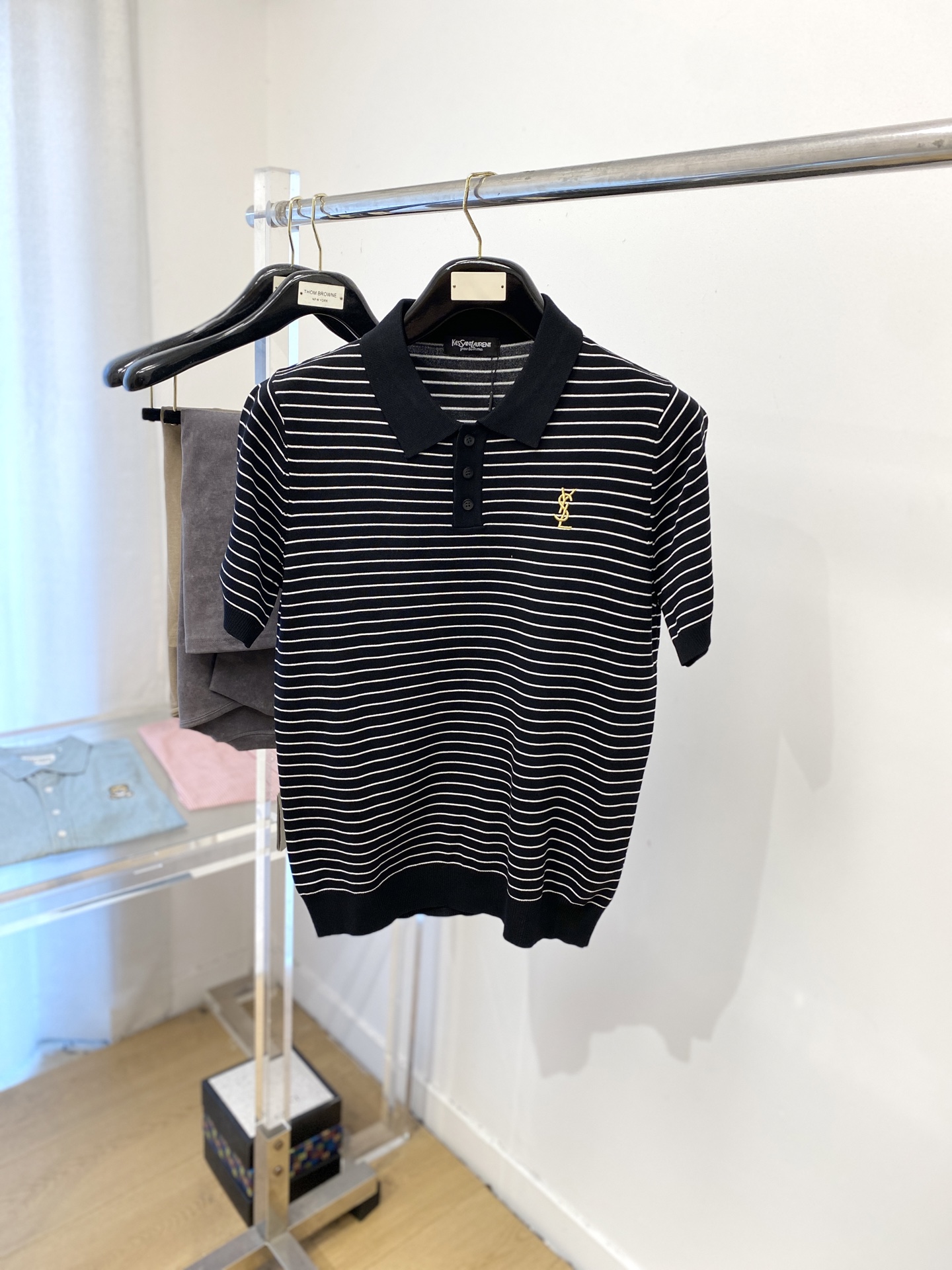 NO:478190,YSL Saint Laurent, the latest knitted short-sleeved T-shirt in 2025, handsome and fashionable, exquisite embroidered letter logo on the chest, simple and versatile style. The fabric cotton is not only crisp, maintains the trendy silhouette, but also comfortable to wear, and the yarn is more delicate, the number M-3XL, saint laurent, saint laurent, T-shirt, tees, t-shirt, alexander wang19860909YSL 圣罗兰、2025最新款针织短袖T恤,帅气时尚,胸前精致刺绣字母logo,简约百搭款.面料棉 不仅挺括,保持潮流的廓形,又穿着舒适,纱织更细腻,码数M-3XL,,saint laurent,saint laurent,T-shirt,tees，t-shirt,alexander wang,Men's clothing