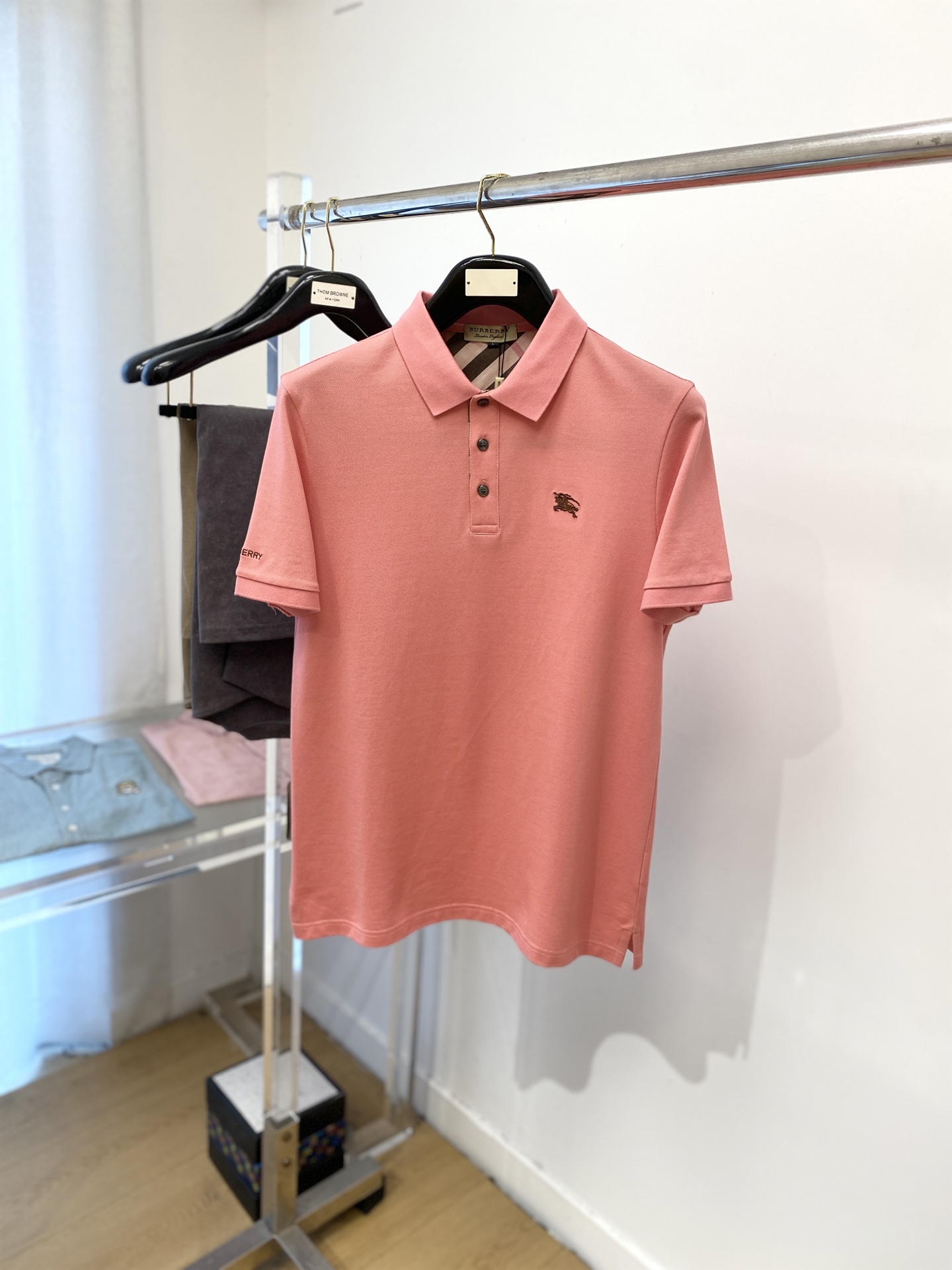 NO:478199,Burberry, the latest short-sleeved T-shirt in 2025, handsome and fashionable, exquisite embroidered pattern logo on the chest, simple and versatile style. Fabric cotton is not only crisp, maintains a fashionable silhouette, but also comfortable to wear, with more delicate yarn, and size M-3XL, burberry, T-shirt, tees, t-shirt, alexander wang19860909巴宝莉、2025最新款短袖T恤,帅气时尚,胸前精致刺绣图案logo,简约百搭款.面料棉 不仅挺括,保持潮流的廓形,又穿着舒适,纱织更细腻,码数 M-3XL,,burberry,T-shirt,tees，t-shirt,alexander wang,Men's clothing