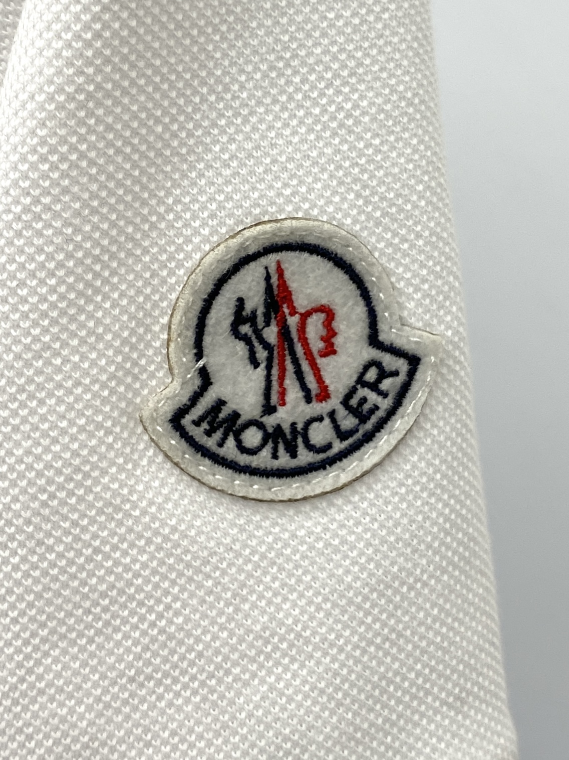 蒙口、2025最新款短袖T恤，帅气时尚，胸前设计凹凸字母logo，简约百搭款。面料棉 不仅挺括，保持潮流