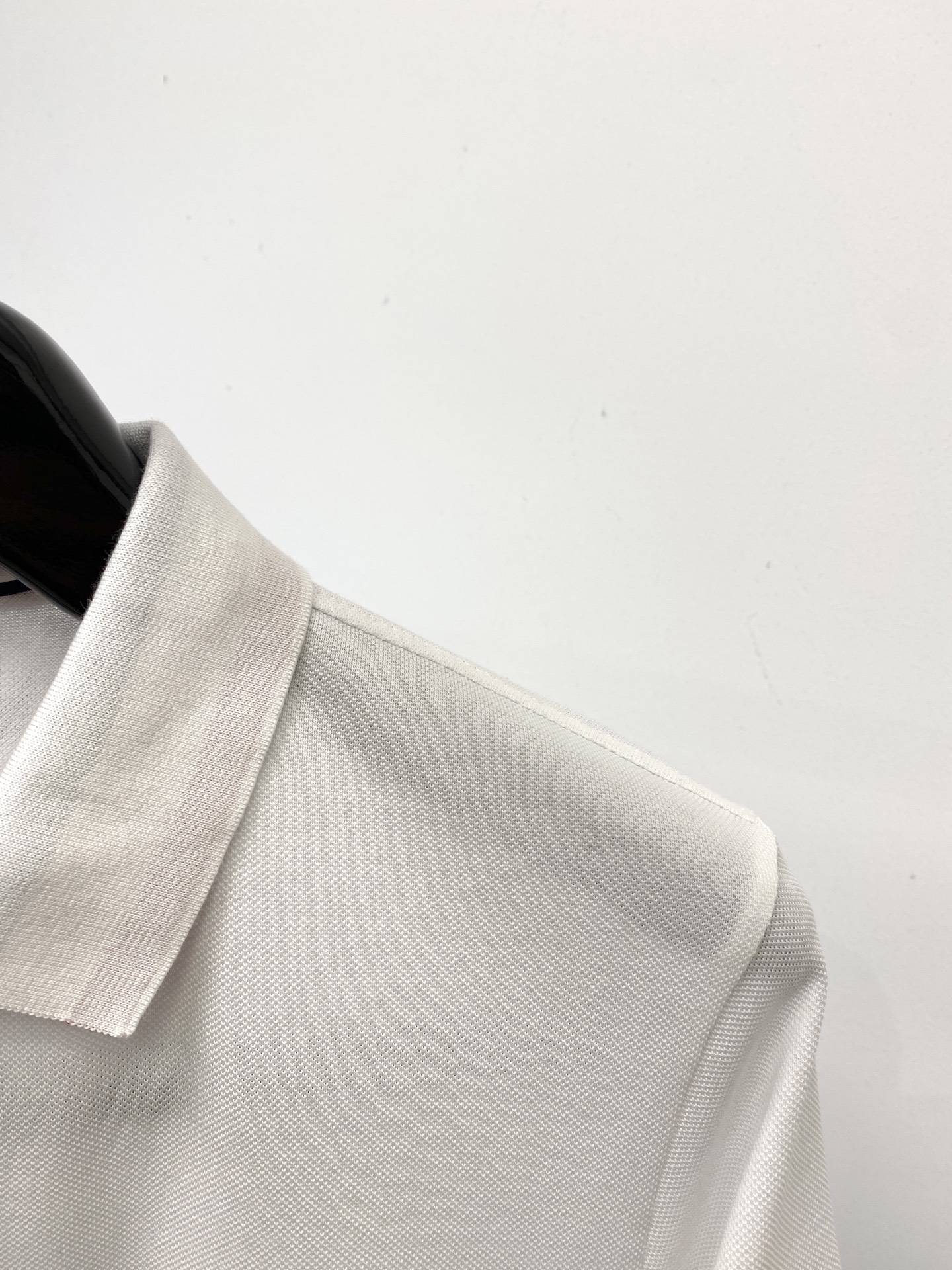 蒙口、2025最新款短袖T恤，帅气时尚，胸前设计凹凸字母logo，简约百搭款。面料棉 不仅挺括，保持潮流