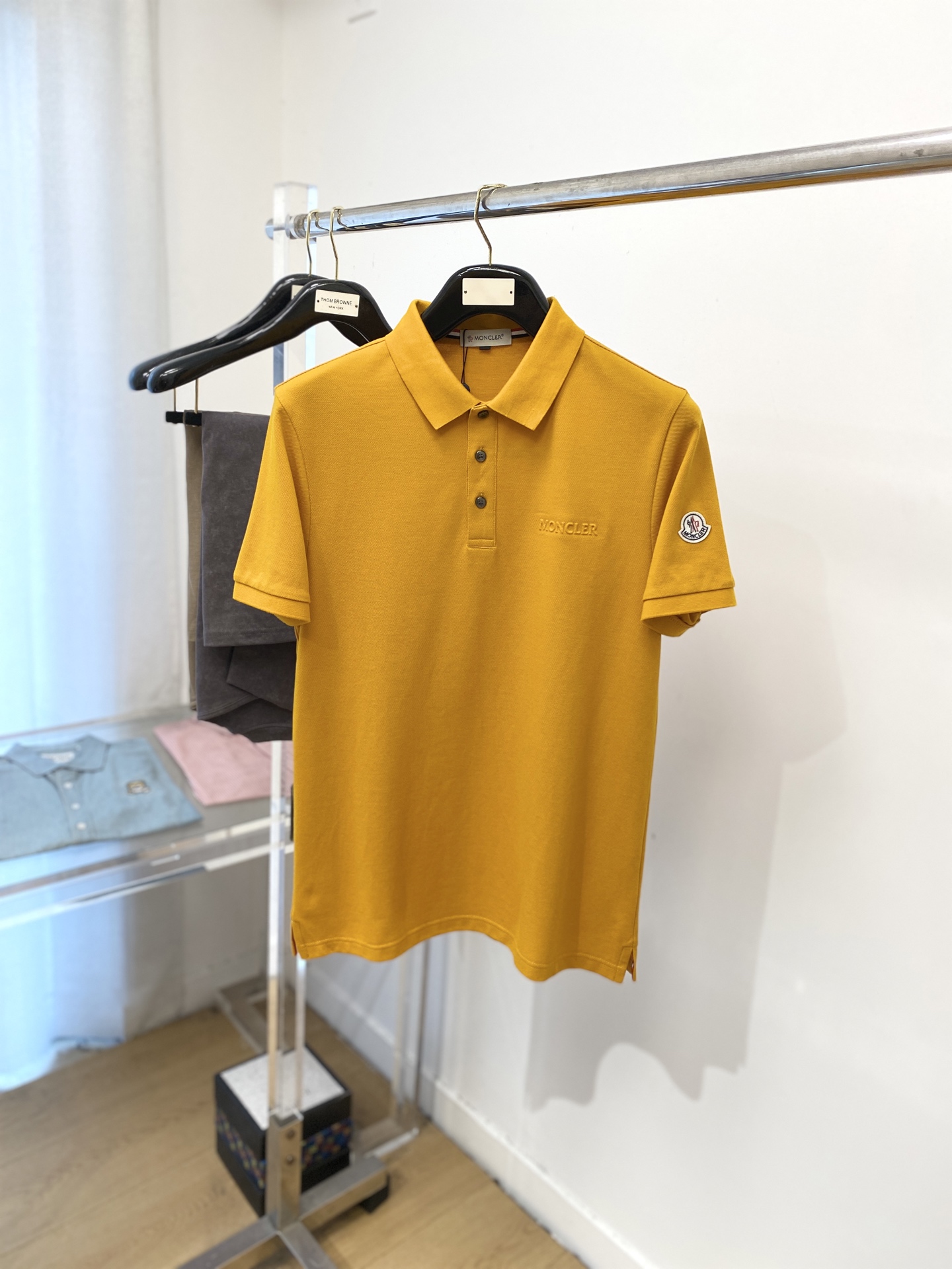 蒙口、2025最新款短袖T恤，帅气时尚，胸前设计凹凸字母logo，简约百搭款。面料棉 不仅挺括，保持潮流