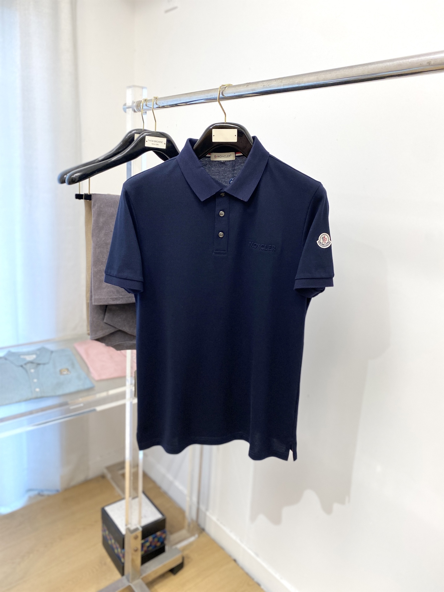 NO:478206,The latest short-sleeved T-shirt in 2025, handsome and fashionable, with concave and convex letter logo on the chest, simple and versatile style. The fabric cotton is not only crisp, maintains the trendy silhouette, but also comfortable to wear, with more delicate yarn, and the number of codes M-3XL,,Moncler,T-shirt,tees,t-shirt,alexander wang19860909蒙口、2025最新款短袖T恤,帅气时尚,胸前设计凹凸字母logo,简约百搭款.面料棉 不仅挺括,保持潮流的廓形,又穿着舒适,纱织更细腻,码数 M-3XL,,Moncler,T-shirt,tees，t-shirt,alexander wang,Men's clothing