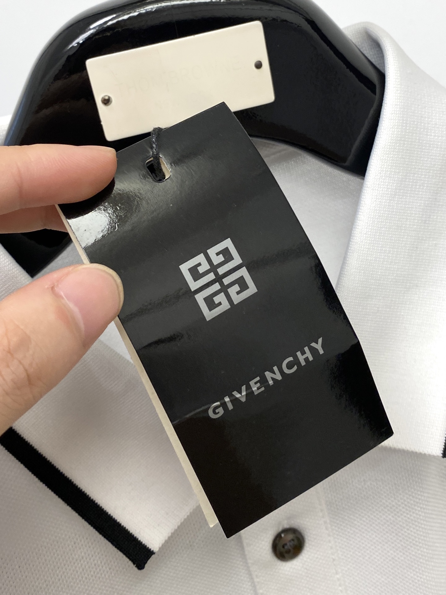 纪梵希、2025最新款短袖T恤，帅气时尚，胸前精致刺绣图案logo，简约百搭款。面料棉 不仅挺括，保持潮