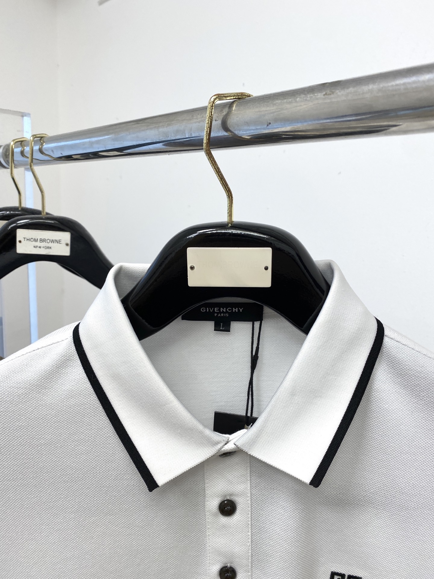 纪梵希、2025最新款短袖T恤，帅气时尚，胸前精致刺绣图案logo，简约百搭款。面料棉 不仅挺括，保持潮