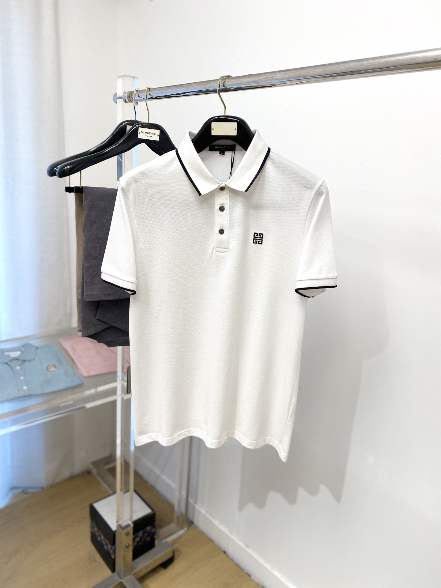 纪梵希、2025最新款短袖T恤，帅气时尚，胸前精致刺绣图案logo，简约百搭款。面料棉 不仅挺括，保持潮