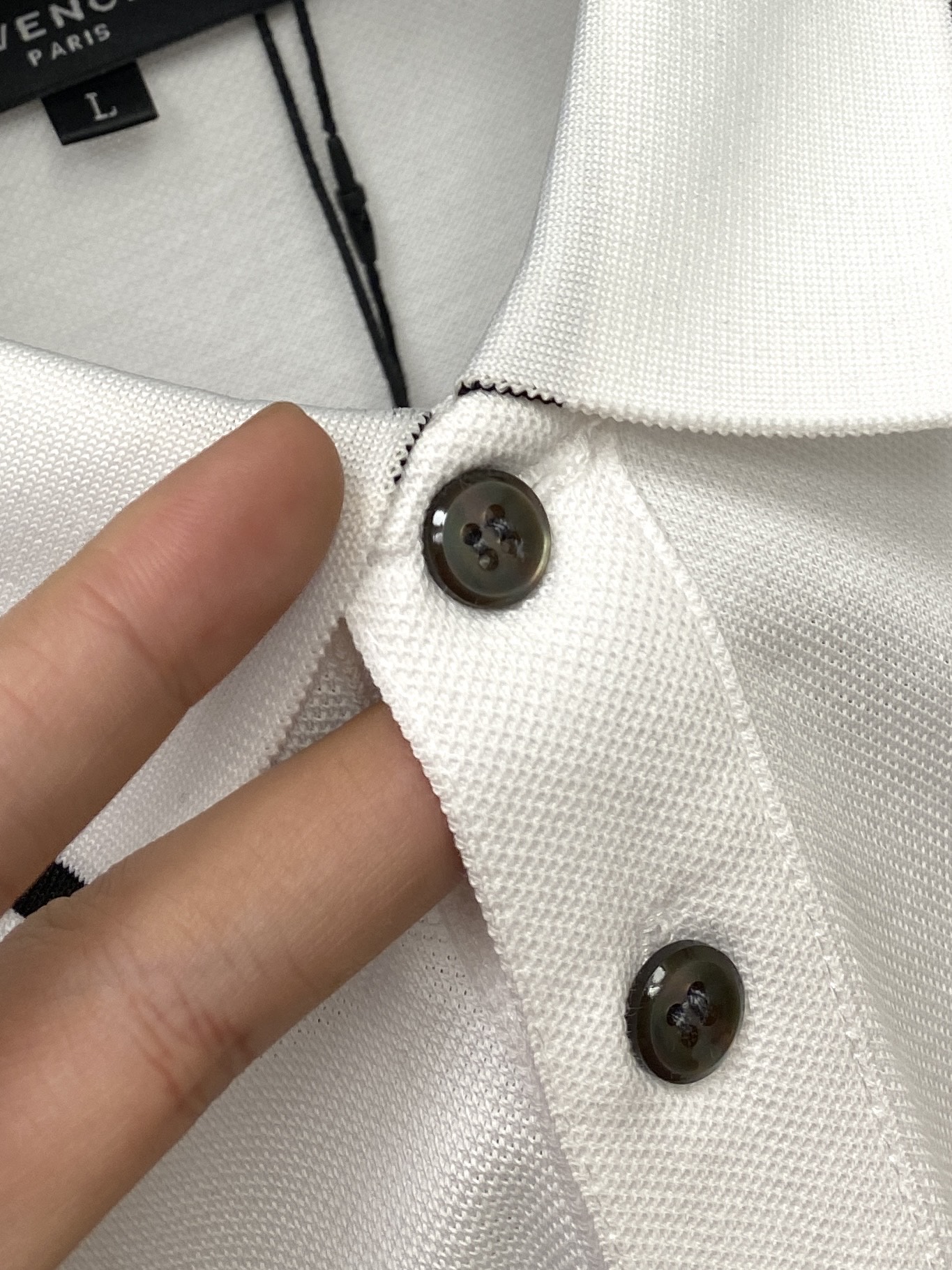 纪梵希、2025最新款短袖T恤，帅气时尚，胸前精致刺绣图案logo，简约百搭款。面料棉 不仅挺括，保持潮