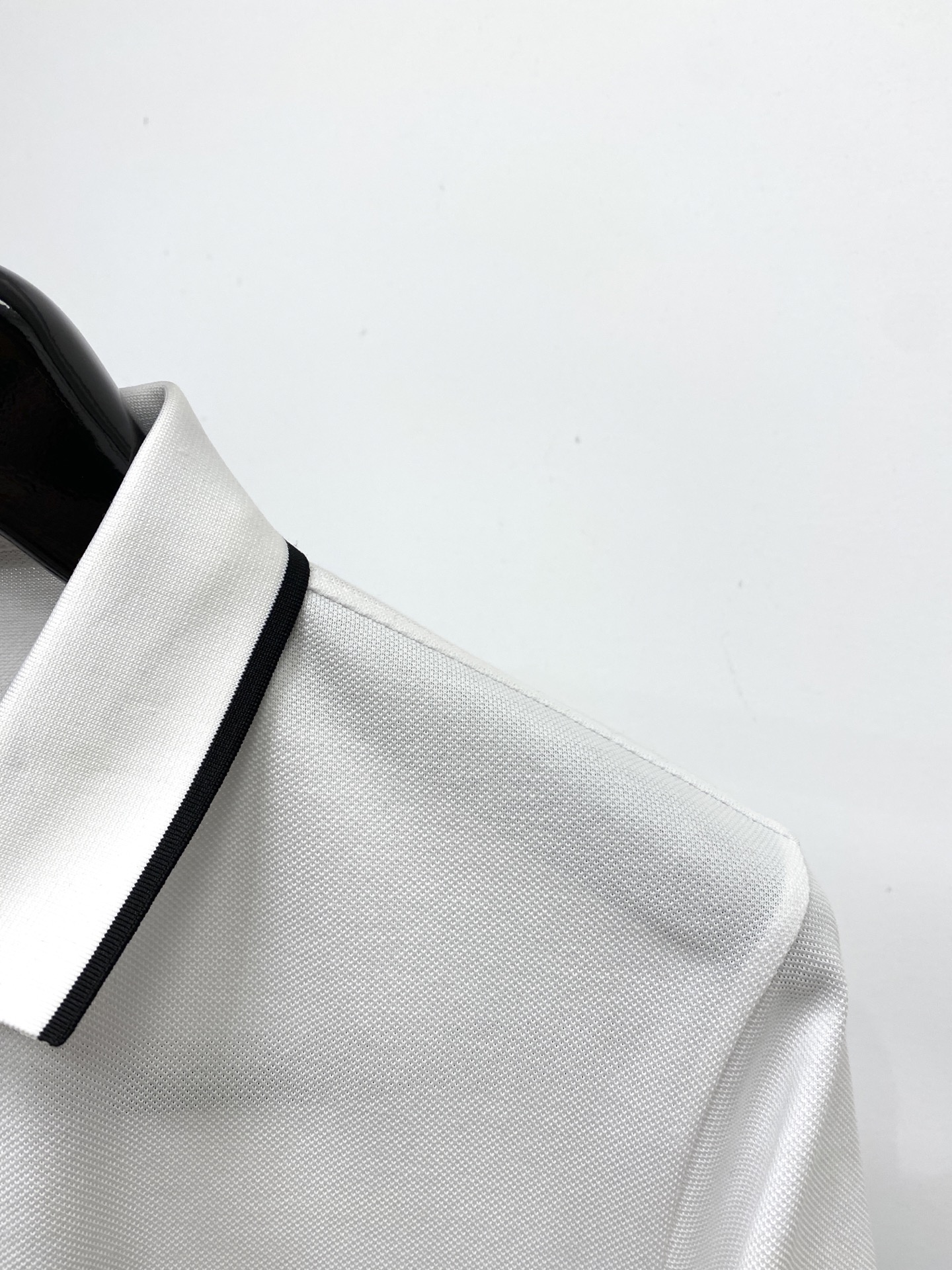 纪梵希、2025最新款短袖T恤，帅气时尚，胸前精致刺绣图案logo，简约百搭款。面料棉 不仅挺括，保持潮