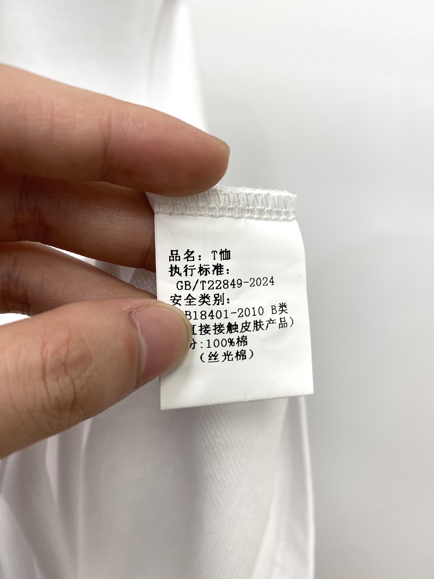 纪梵希、2025最新款短袖T恤，帅气时尚，胸前精致刺绣图案logo，简约百搭款。面料棉 不仅挺括，保持潮