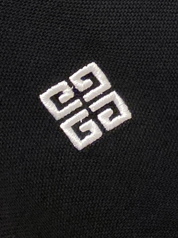 纪梵希、2025最新款短袖T恤，帅气时尚，胸前精致刺绣图案logo，简约百搭款。面料棉 不仅挺括，保持潮