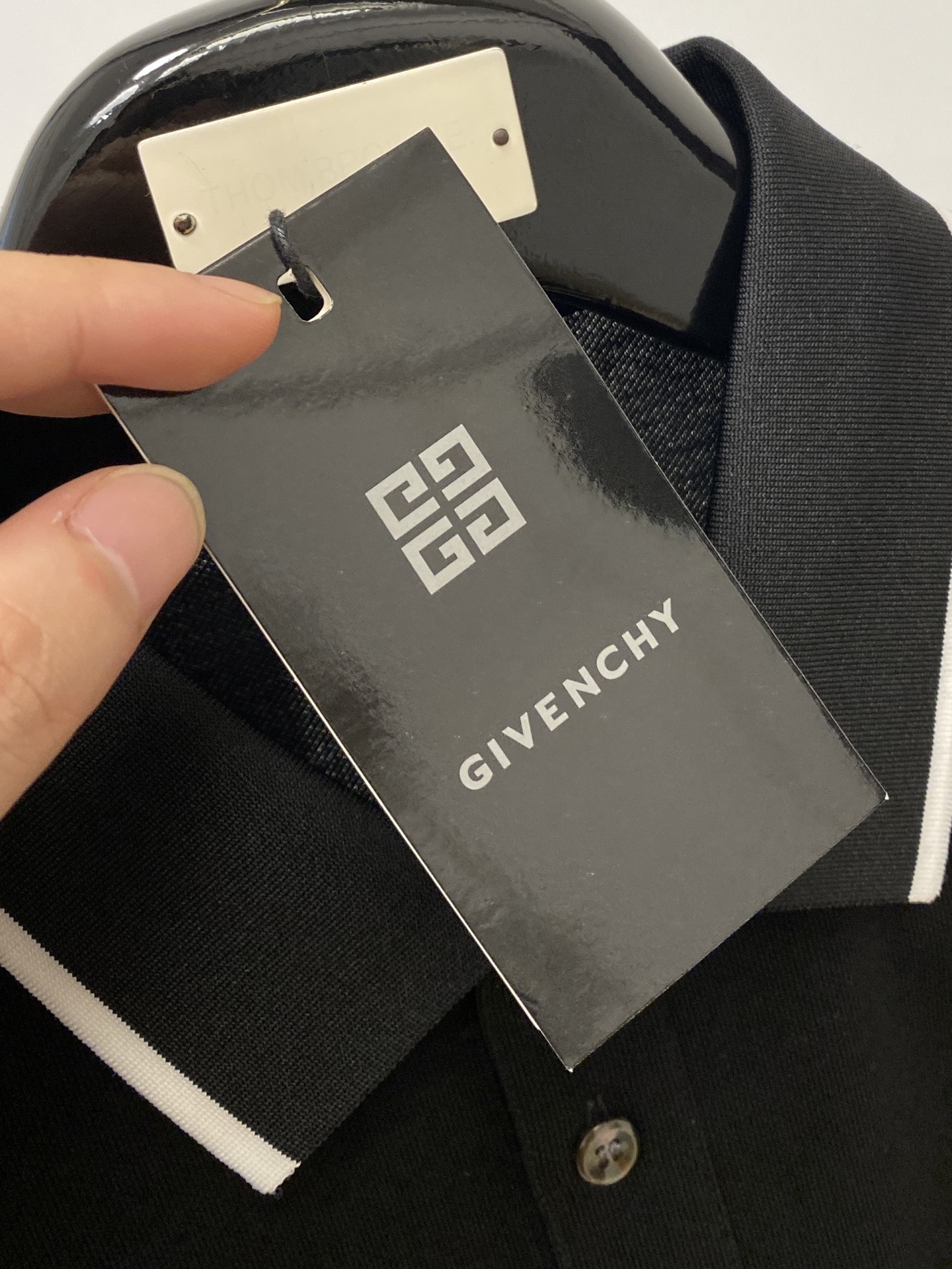 纪梵希、2025最新款短袖T恤，帅气时尚，胸前精致刺绣图案logo，简约百搭款。面料棉 不仅挺括，保持潮