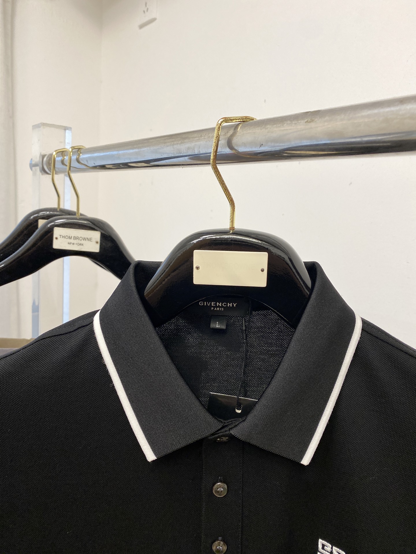 纪梵希、2025最新款短袖T恤，帅气时尚，胸前精致刺绣图案logo，简约百搭款。面料棉 不仅挺括，保持潮