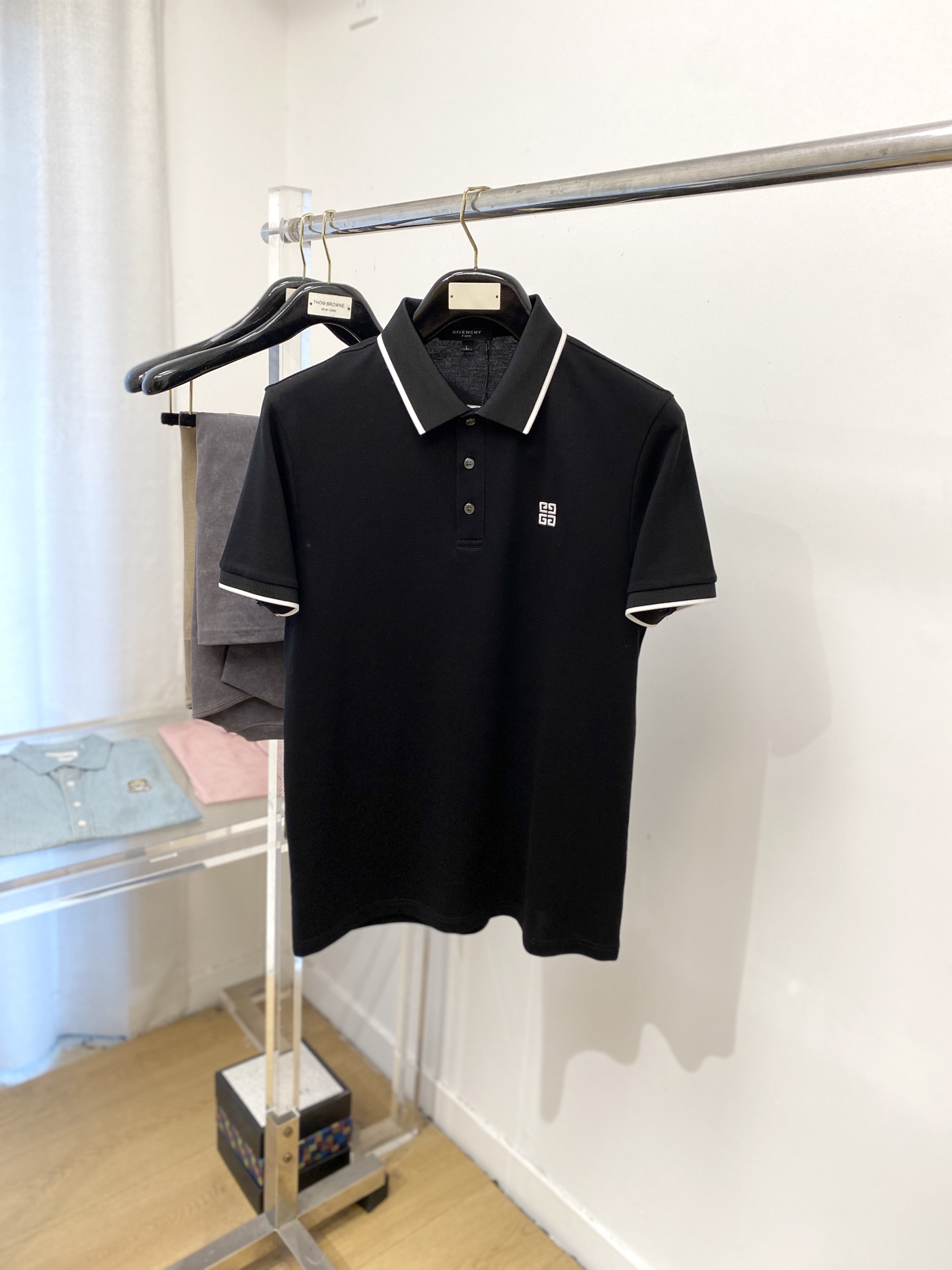 纪梵希、2025最新款短袖T恤，帅气时尚，胸前精致刺绣图案logo，简约百搭款。面料棉 不仅挺括，保持潮