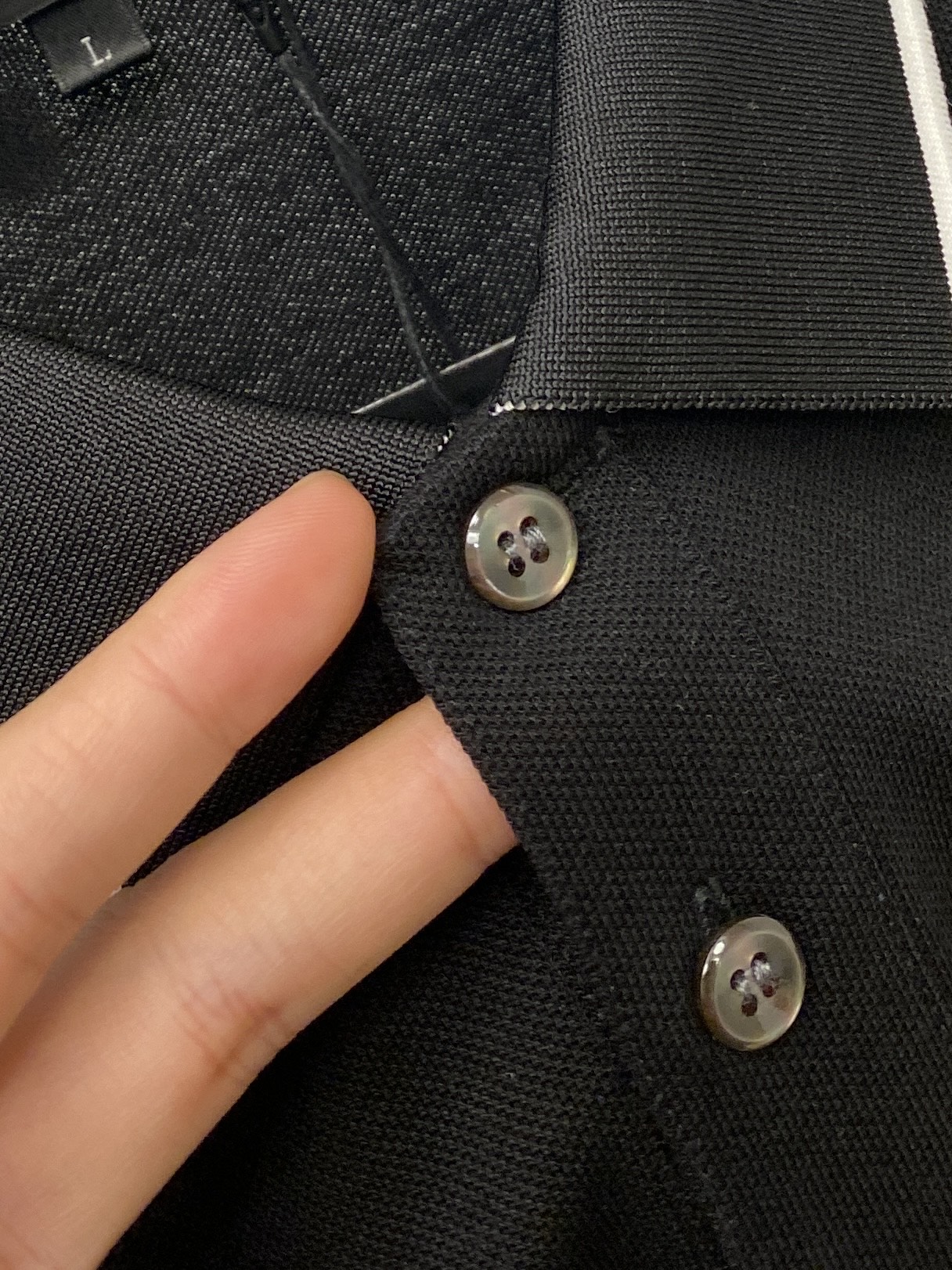 纪梵希、2025最新款短袖T恤，帅气时尚，胸前精致刺绣图案logo，简约百搭款。面料棉 不仅挺括，保持潮