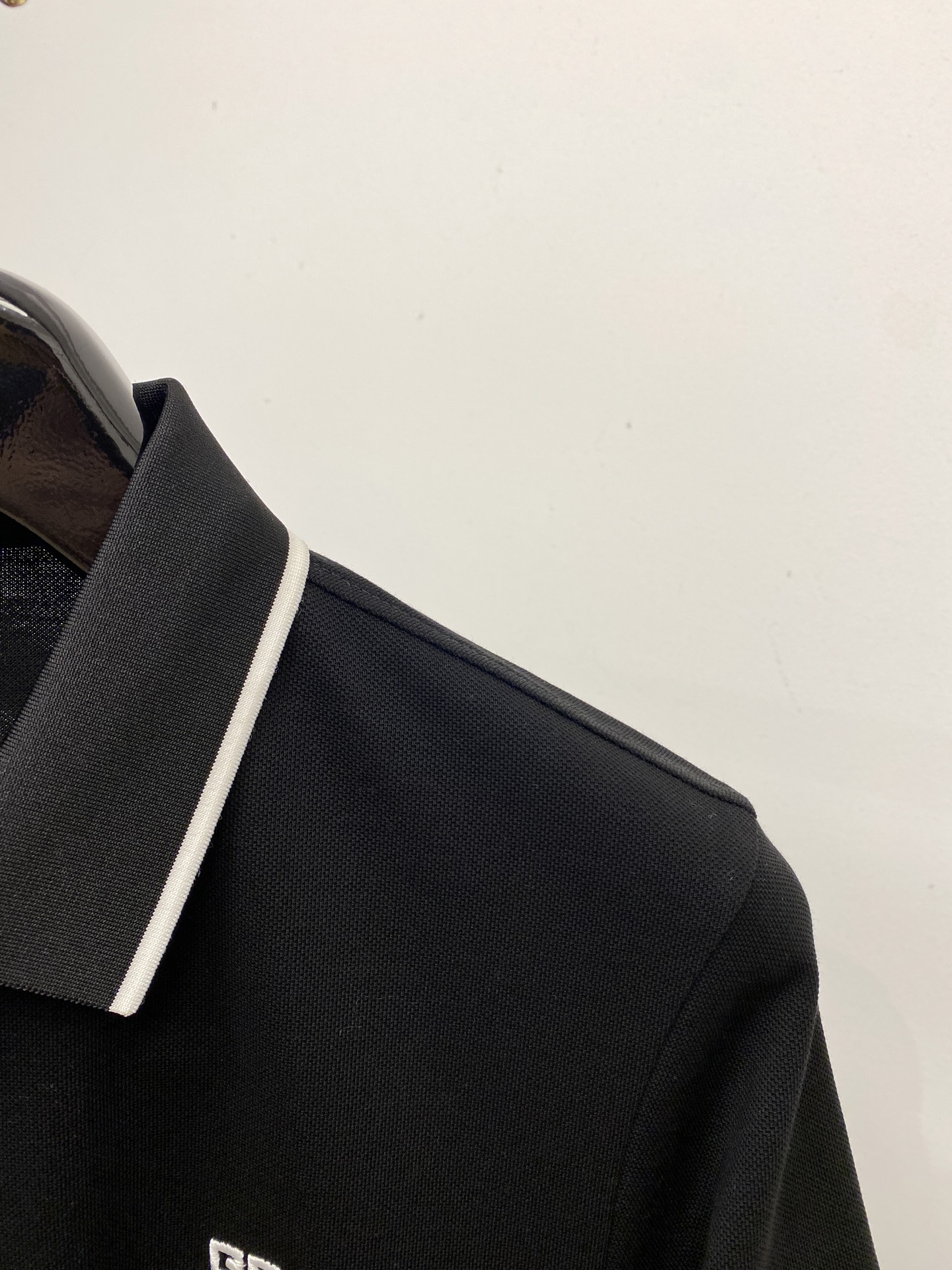 纪梵希、2025最新款短袖T恤，帅气时尚，胸前精致刺绣图案logo，简约百搭款。面料棉 不仅挺括，保持潮