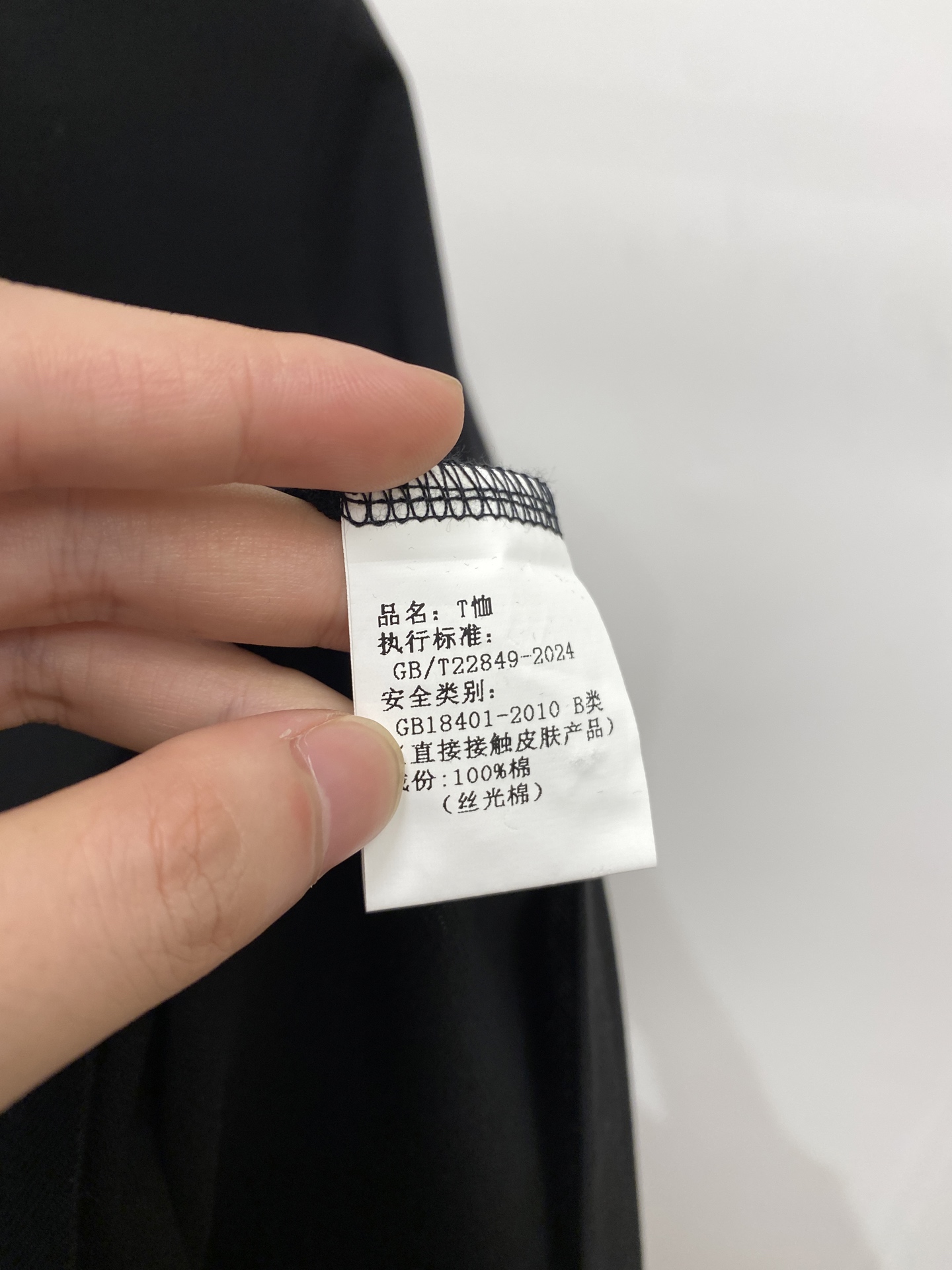 纪梵希、2025最新款短袖T恤，帅气时尚，胸前精致刺绣图案logo，简约百搭款。面料棉 不仅挺括，保持潮