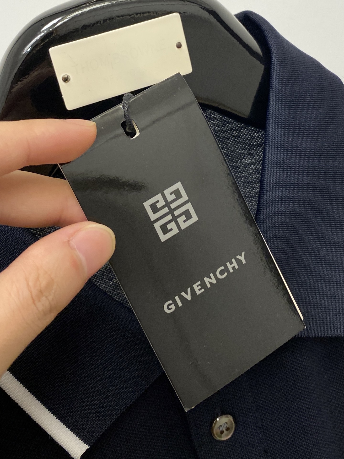 纪梵希、2025最新款短袖T恤，帅气时尚，胸前精致刺绣图案logo，简约百搭款。面料棉 不仅挺括，保持潮