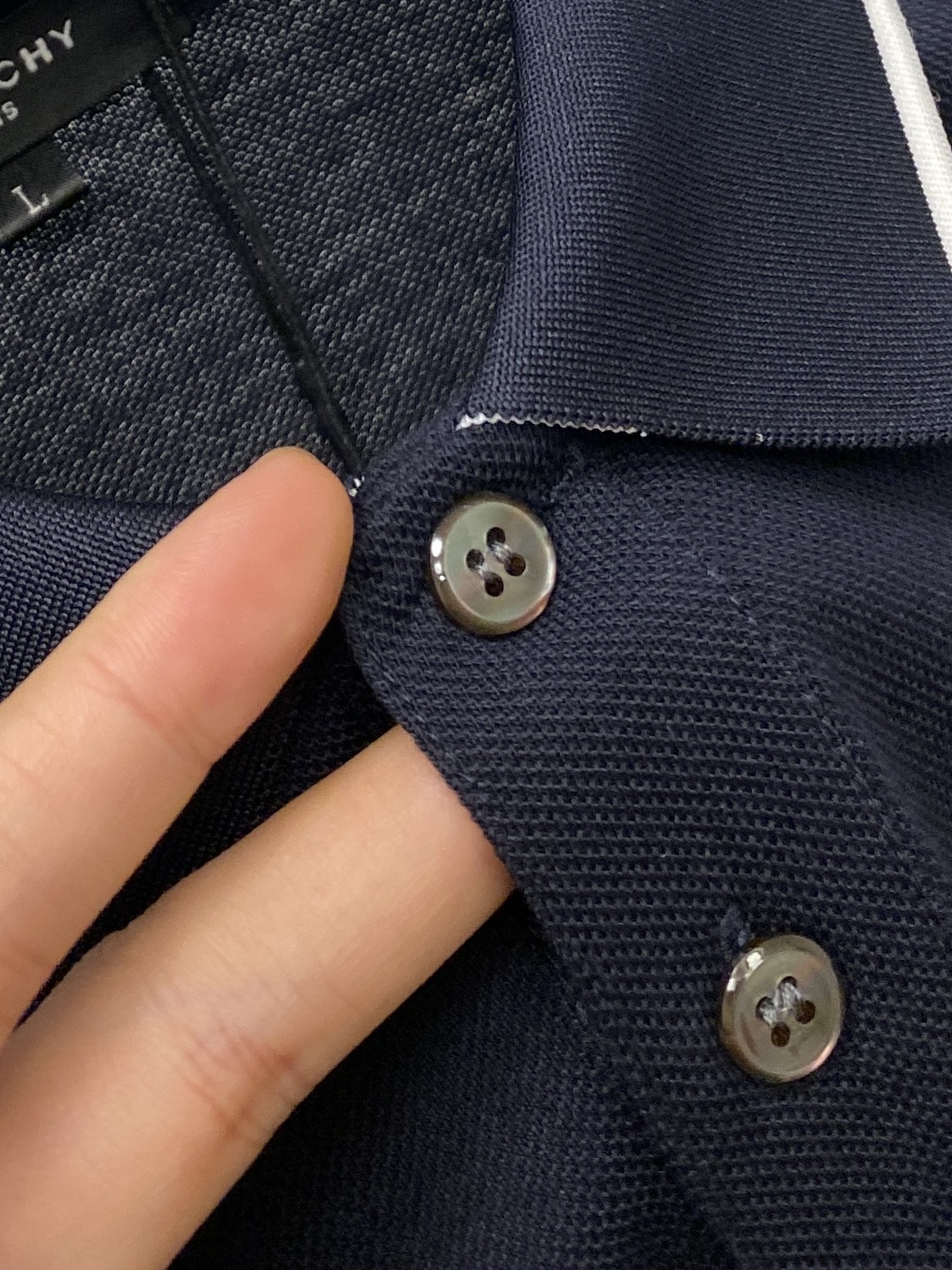 纪梵希、2025最新款短袖T恤，帅气时尚，胸前精致刺绣图案logo，简约百搭款。面料棉 不仅挺括，保持潮