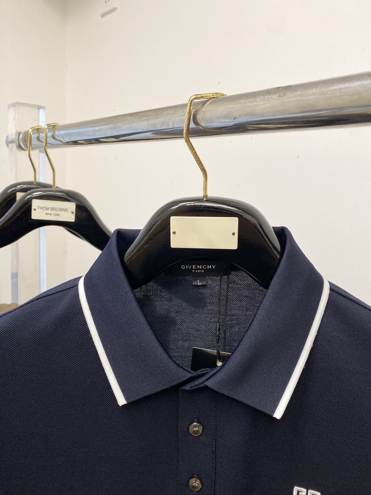 纪梵希、2025最新款短袖T恤，帅气时尚，胸前精致刺绣图案logo，简约百搭款。面料棉 不仅挺括，保持潮