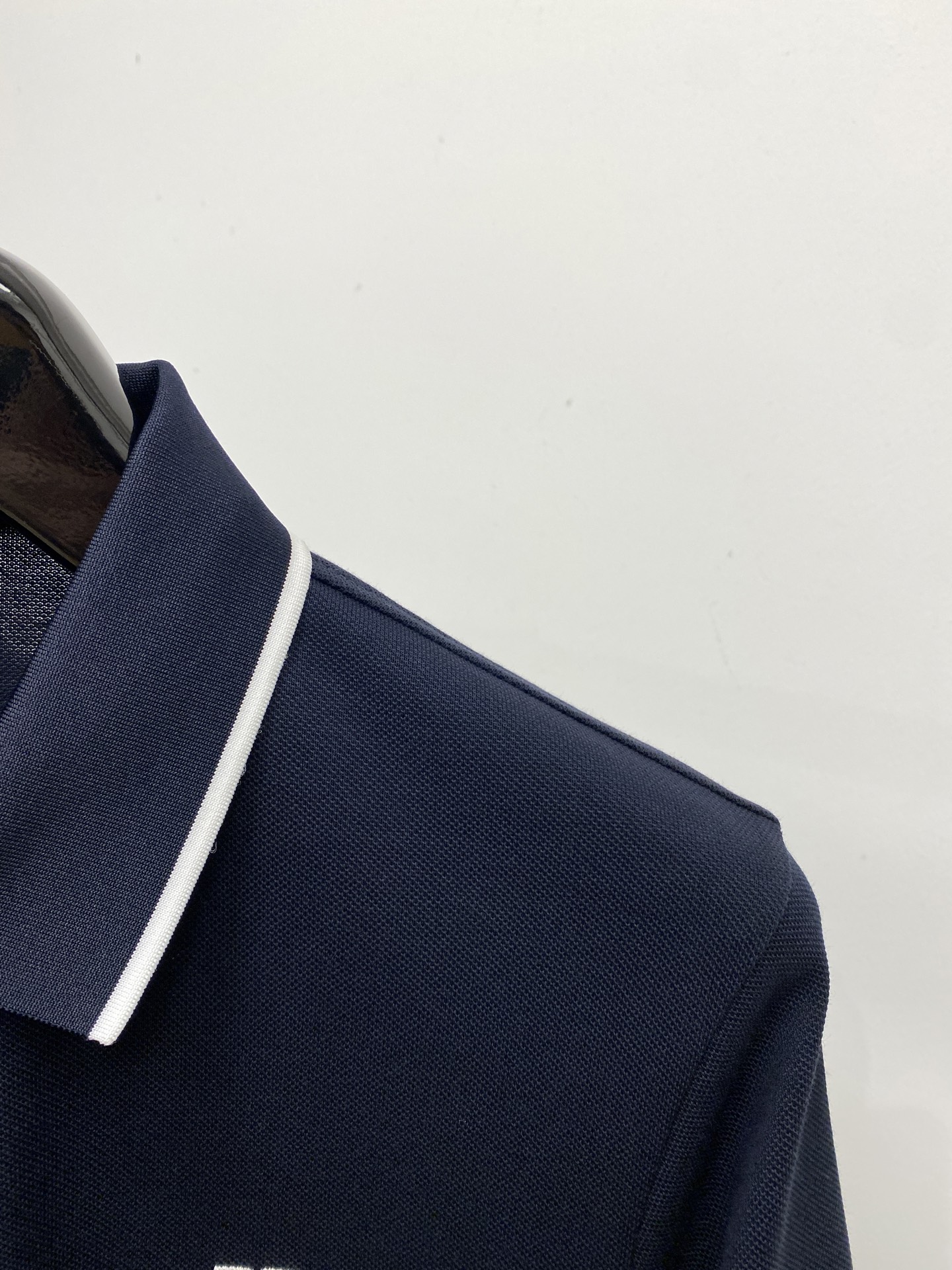 纪梵希、2025最新款短袖T恤，帅气时尚，胸前精致刺绣图案logo，简约百搭款。面料棉 不仅挺括，保持潮