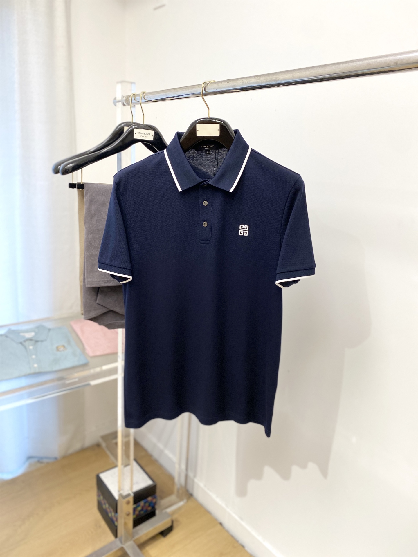 NO:478214,Givenchy, the latest short-sleeved T-shirt in 2025, handsome and fashionable, exquisite embroidered pattern logo on the chest, simple and versatile style. The fabric cotton is not only crisp, maintains the trendy silhouette, but also comfortable to wear, the yarn is more delicate, and the number of codes M-3XL, given, T-shirt,tees, t-shirt,alexander wang19860909纪梵希、2025最新款短袖T恤,帅气时尚,胸前精致刺绣图案logo,简约百搭款.面料棉 不仅挺括,保持潮流的廓形,又穿着舒适,纱织更细腻,码数 M-3XL,,givenchy,T-shirt,tees，t-shirt,alexander wang,Men's clothing