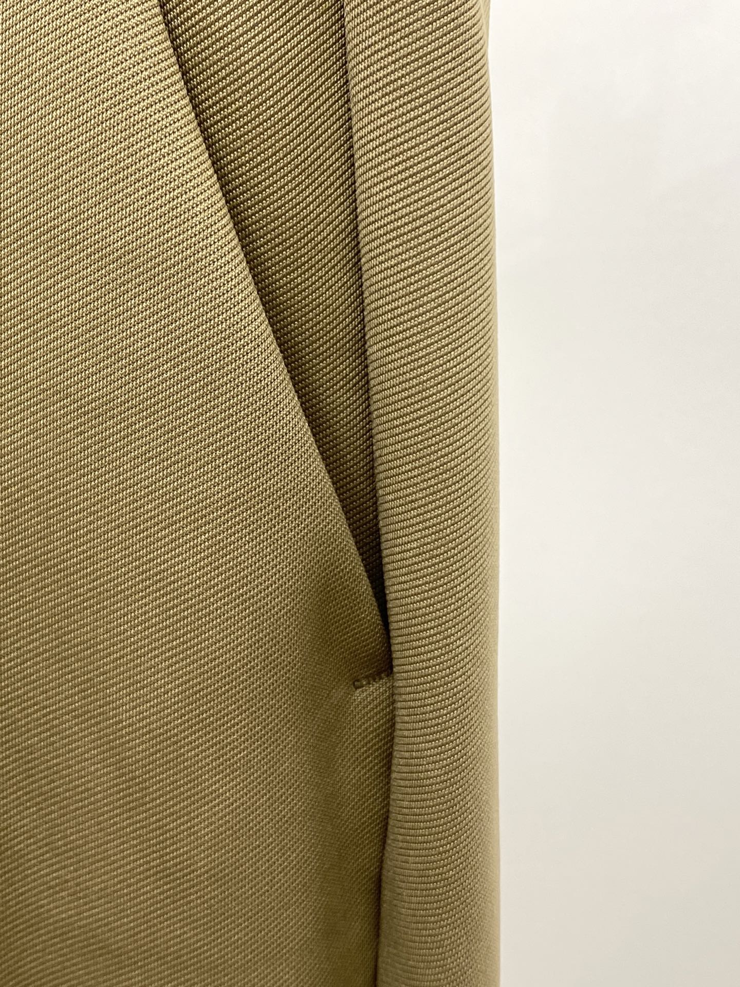Barboli’s 2025 Boomerang Suit: High Thin Design, Comfort Fabric, Microbulbs, Details. - 图片 5