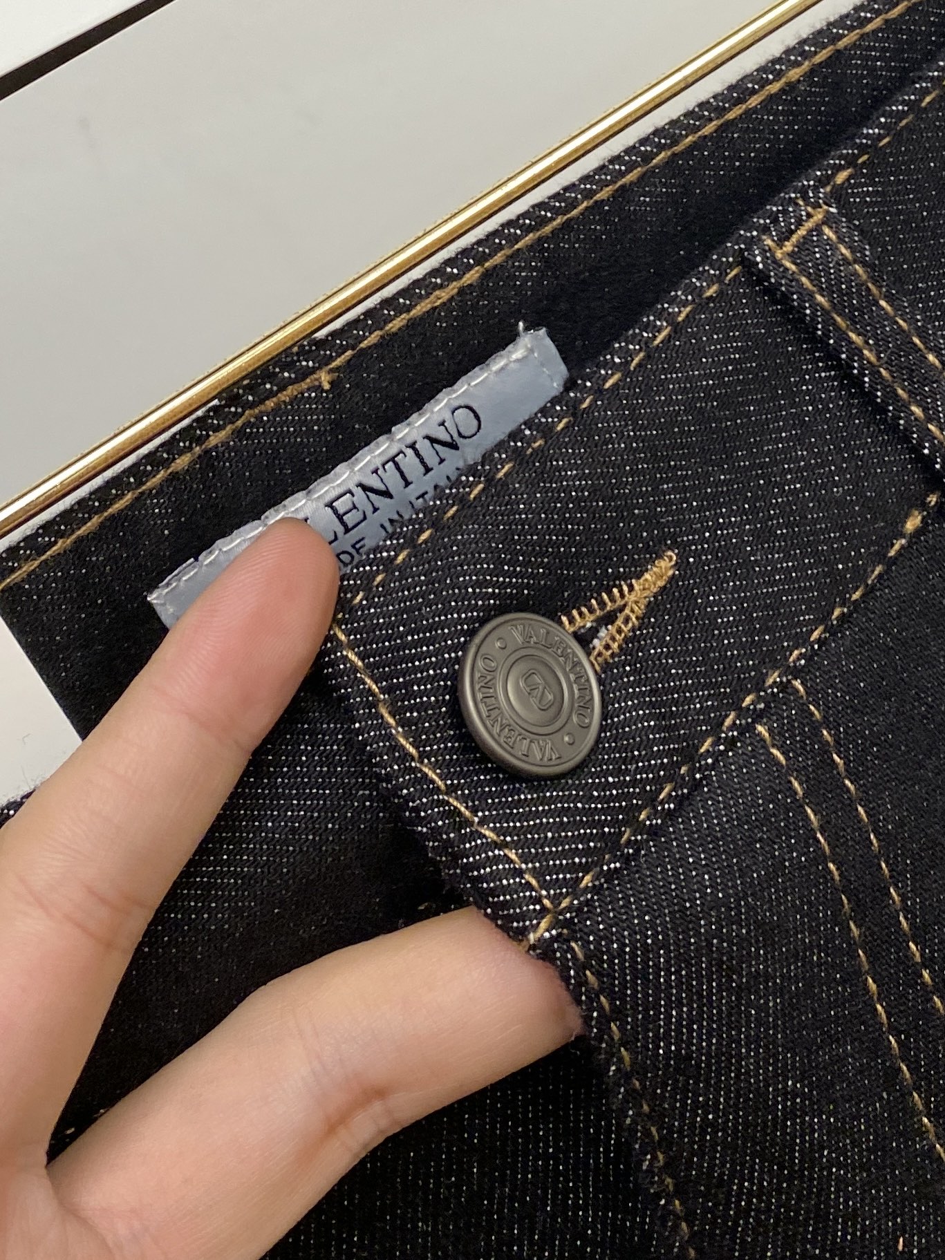 Valentino 2025 Synchronous Sales: Comfortable Water-Washing Jeans with Original Design and Quality. - 图片 6