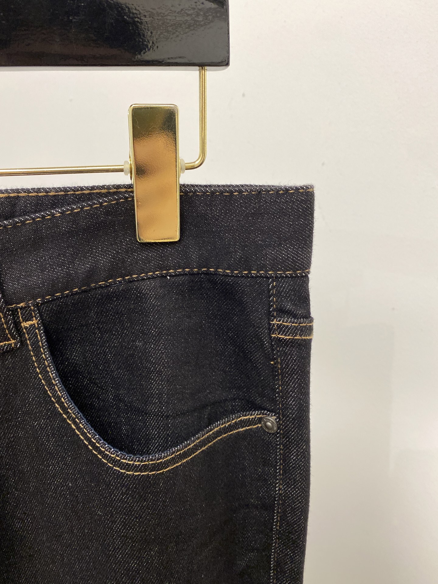 Valentino 2025 Synchronous Sales: Comfortable Water-Washing Jeans with Original Design and Quality. - 图片 4