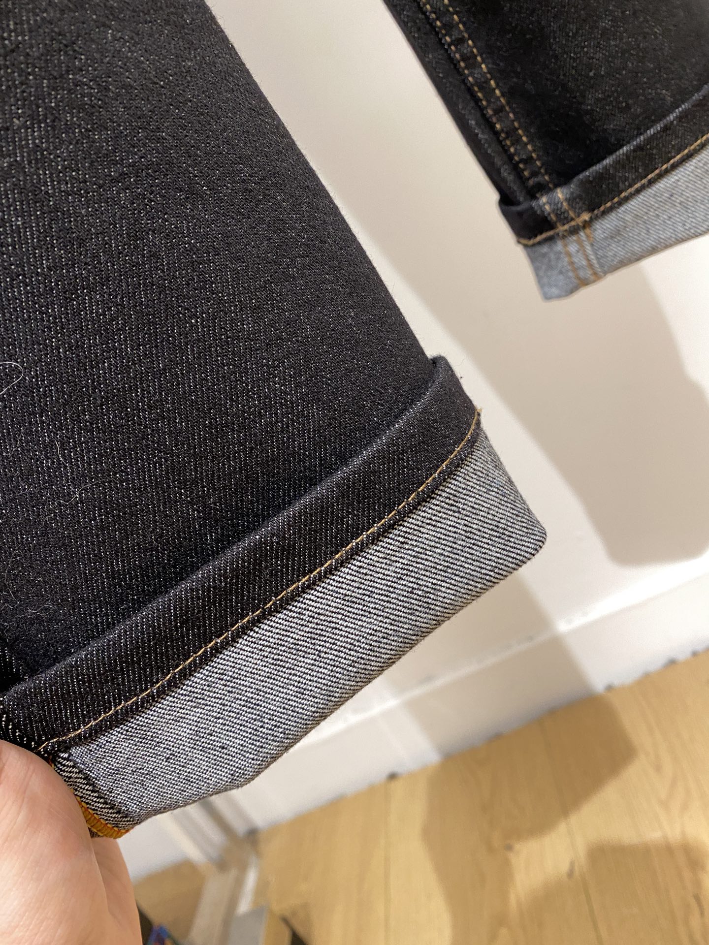 Valentino 2025 Synchronous Sales: Comfortable Water-Washing Jeans with Original Design and Quality. - 图片 7