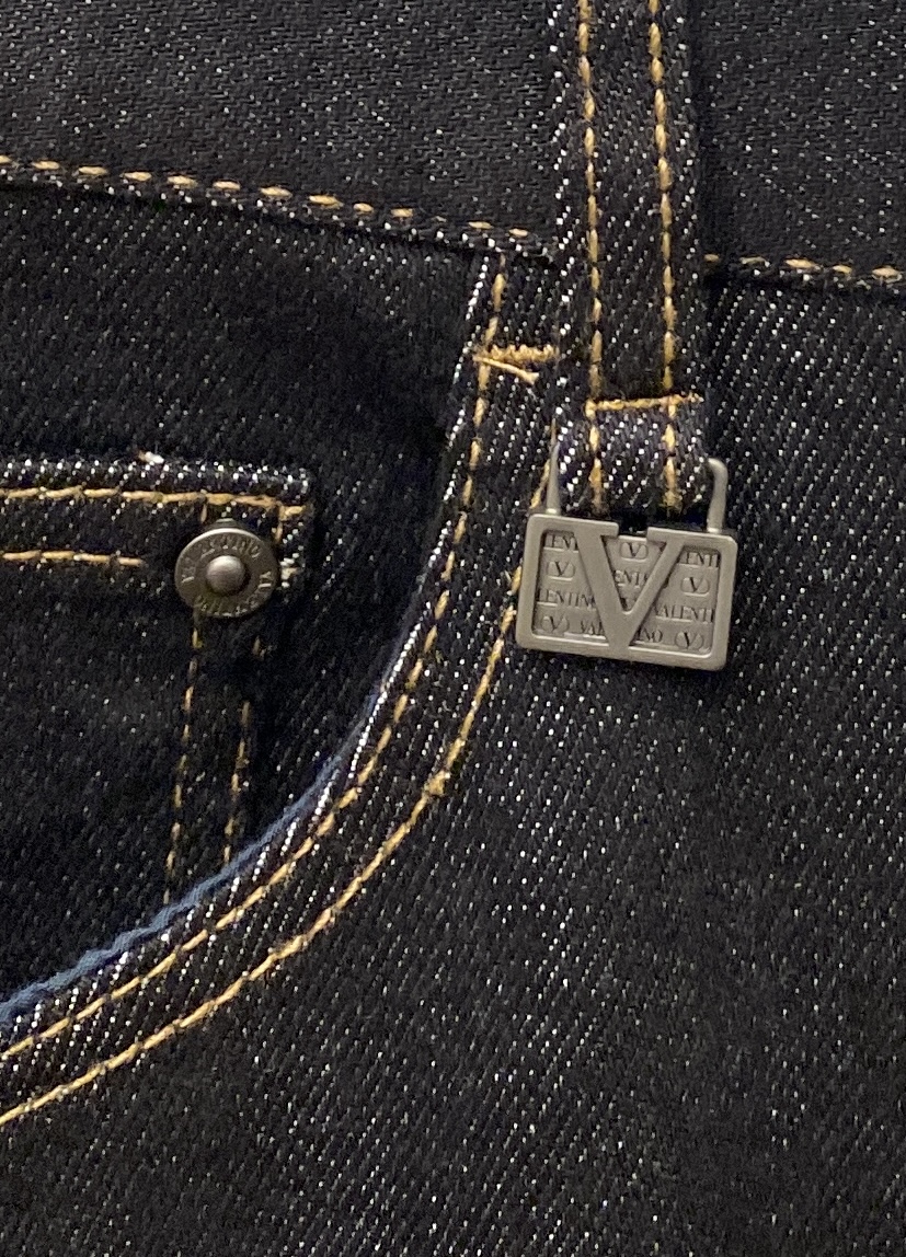 Valentino 2025 Synchronous Sales: Comfortable Water-Washing Jeans with Original Design and Quality. - 图片 5