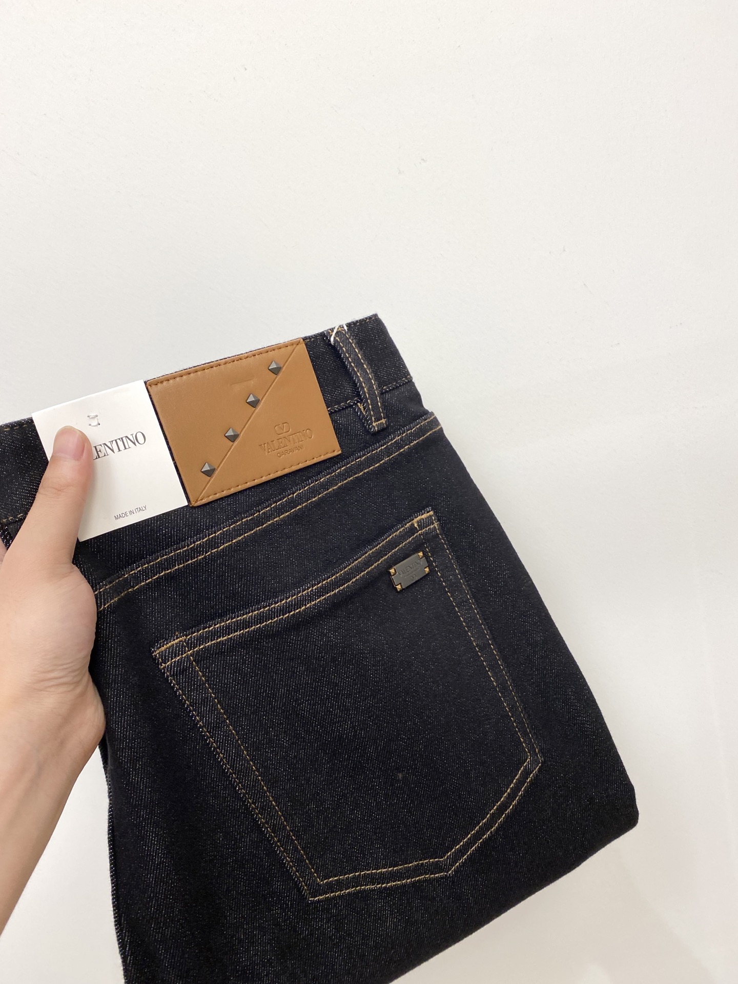 Valentino 2025 Synchronous Sales: Comfortable Water-Washing Jeans with Original Design and Quality.