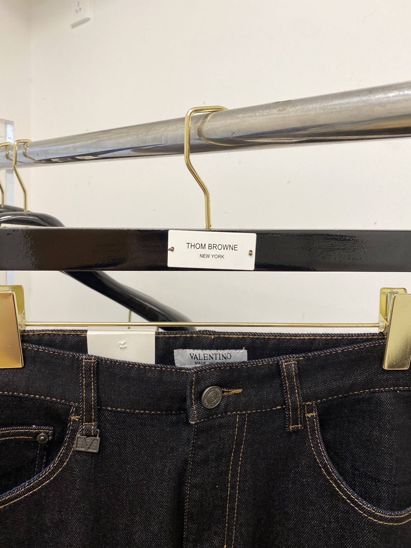 Valentino 2025 Synchronous Sales: Comfortable Water-Washing Jeans with Original Design and Quality. - 图片 3