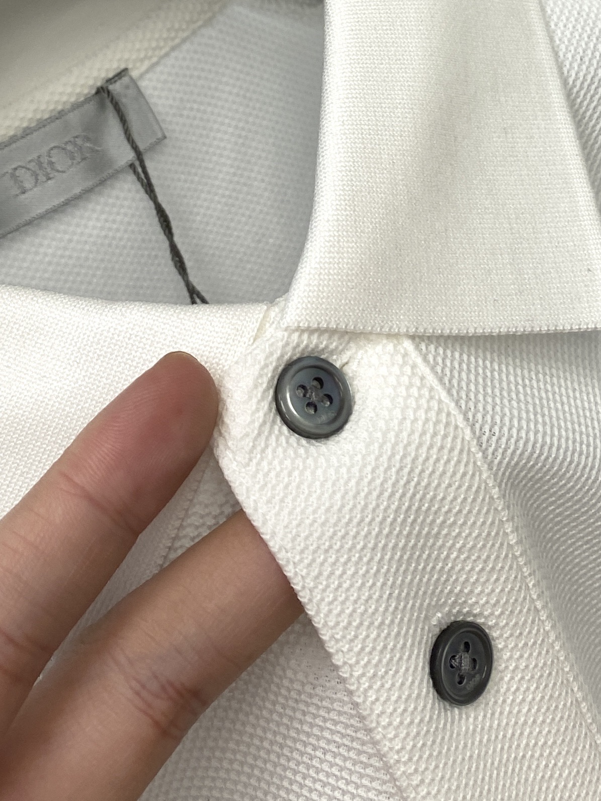 ￼迪奥、2025最新款短袖T恤，帅气时尚，简约百搭款。面料棉 不仅挺括，保持潮流的廓形，又穿着舒适，纱织