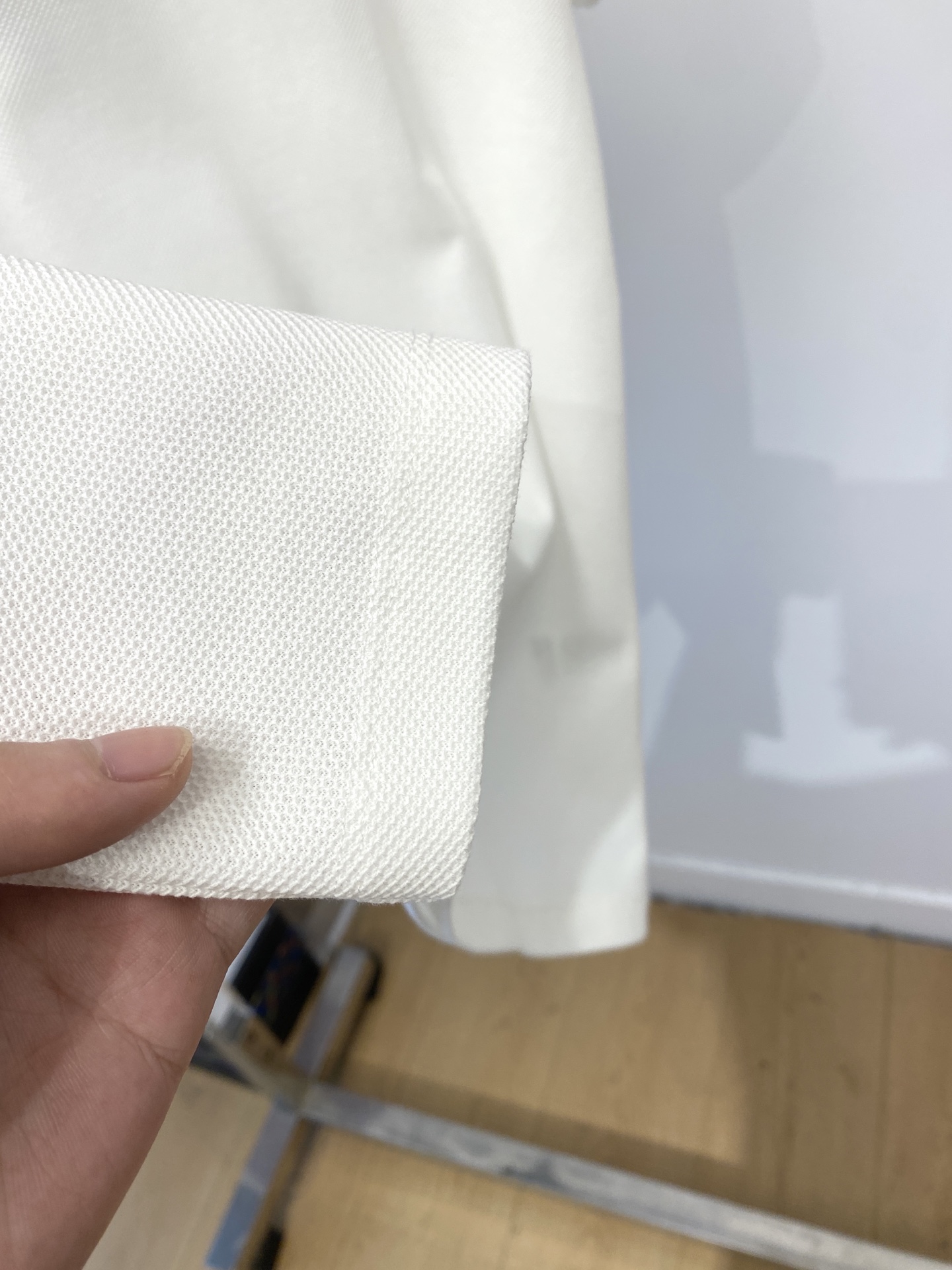 ￼迪奥、2025最新款短袖T恤，帅气时尚，简约百搭款。面料棉 不仅挺括，保持潮流的廓形，又穿着舒适，纱织