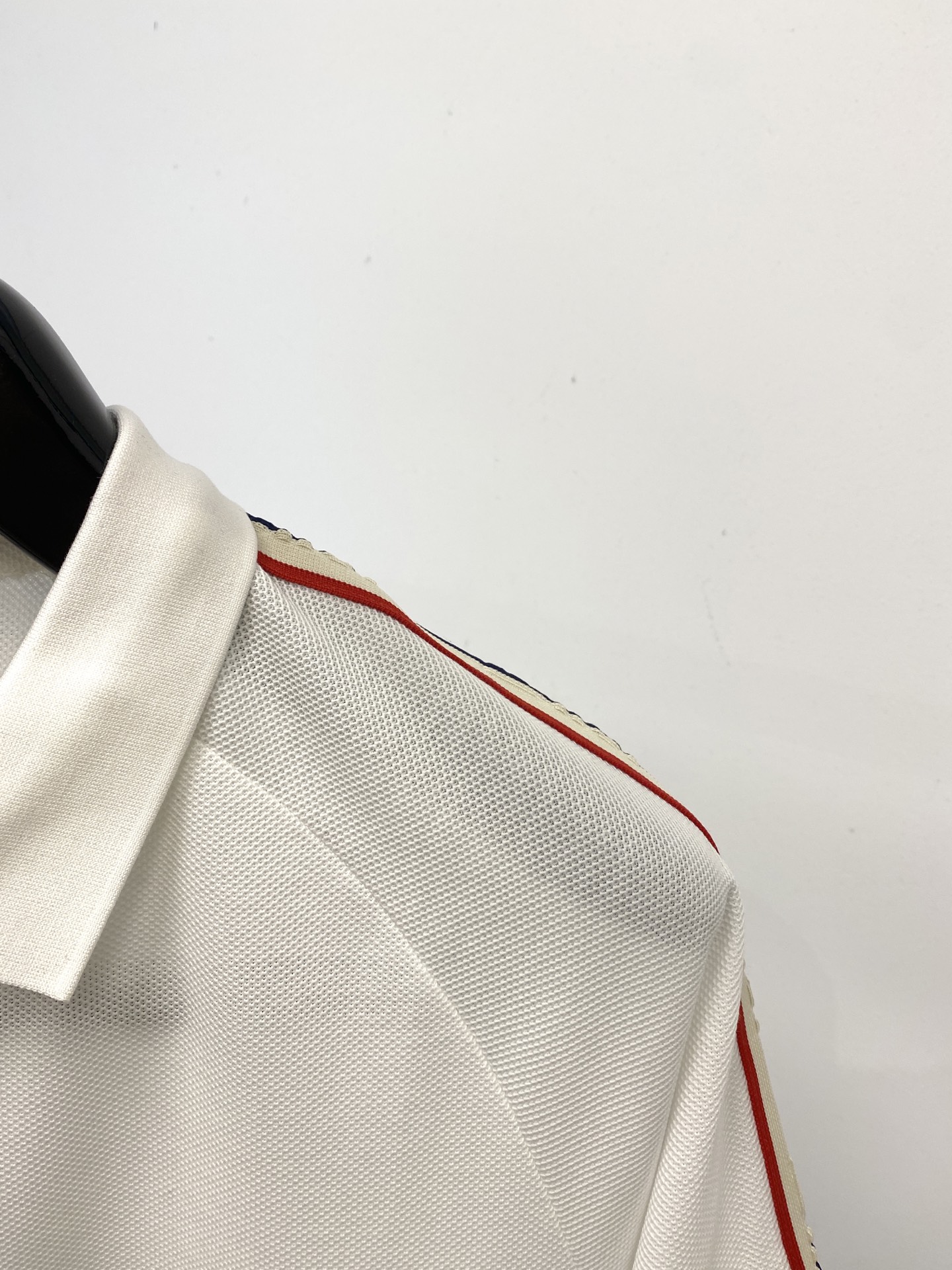 ￼迪奥、2025最新款短袖T恤，帅气时尚，简约百搭款。面料棉 不仅挺括，保持潮流的廓形，又穿着舒适，纱织