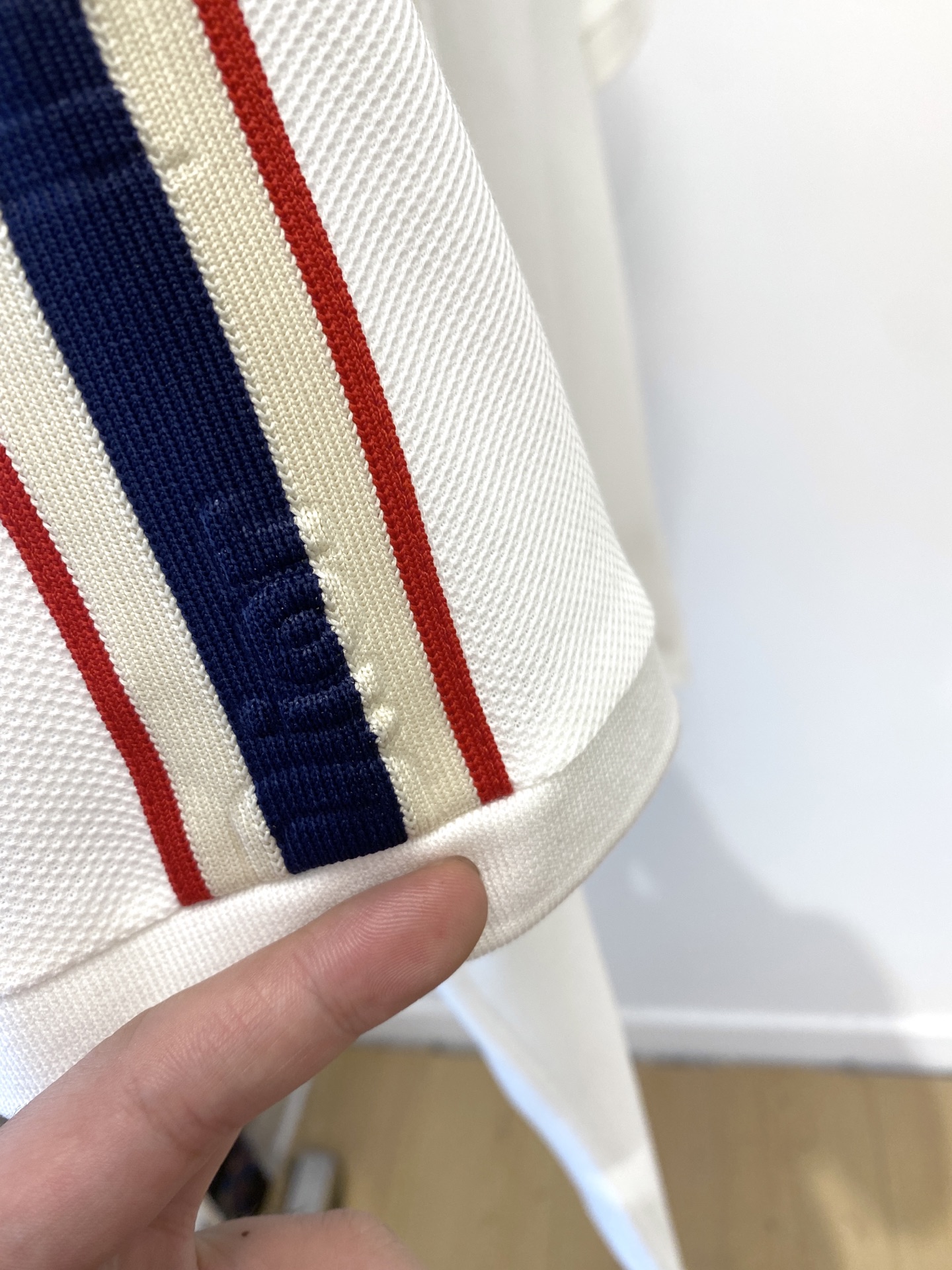 ￼迪奥、2025最新款短袖T恤，帅气时尚，简约百搭款。面料棉 不仅挺括，保持潮流的廓形，又穿着舒适，纱织