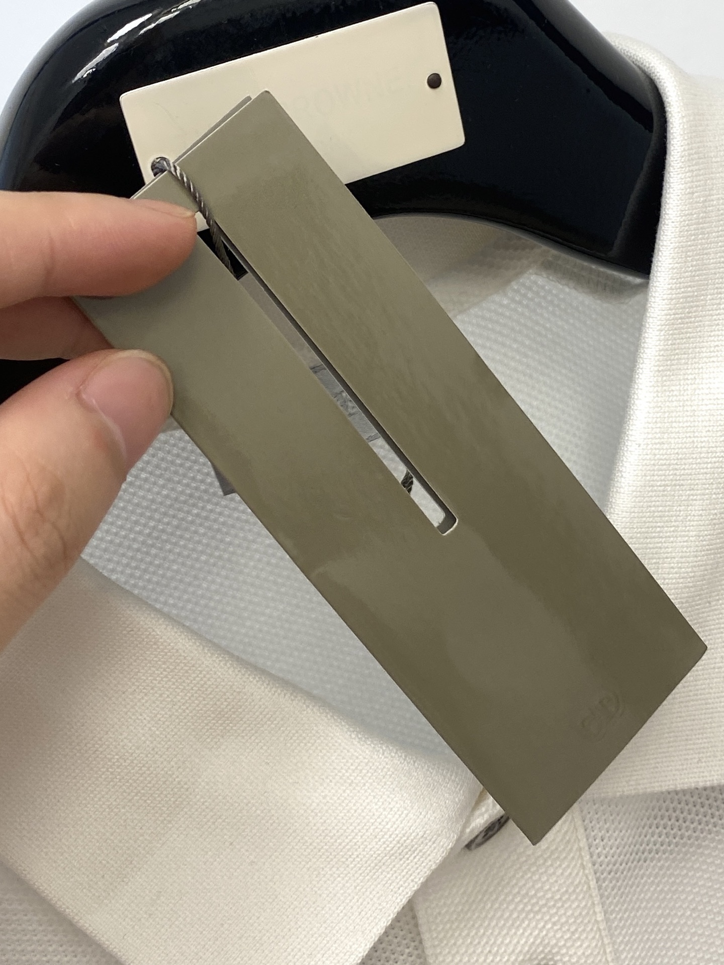 ￼迪奥、2025最新款短袖T恤，帅气时尚，简约百搭款。面料棉 不仅挺括，保持潮流的廓形，又穿着舒适，纱织