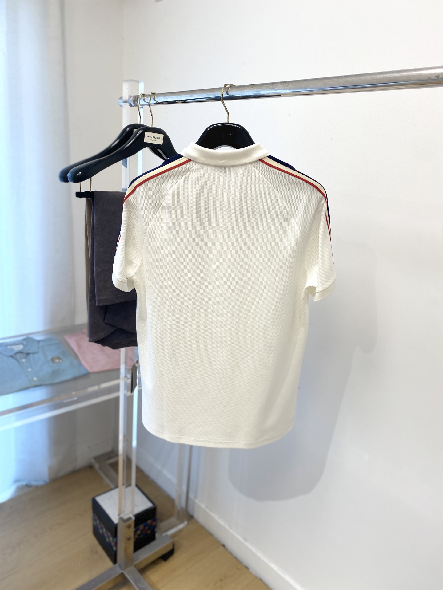 ￼迪奥、2025最新款短袖T恤，帅气时尚，简约百搭款。面料棉 不仅挺括，保持潮流的廓形，又穿着舒适，纱织