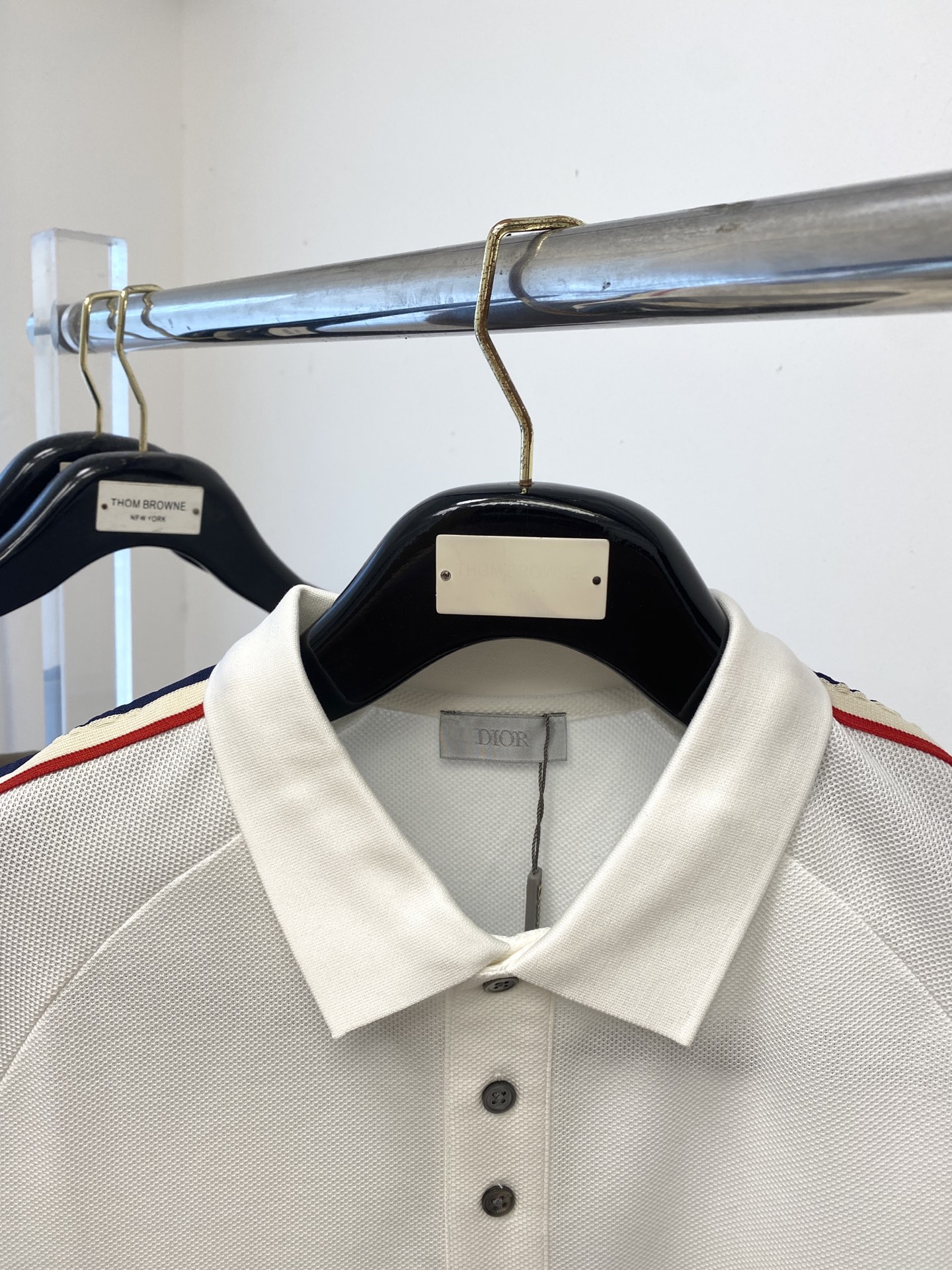 ￼迪奥、2025最新款短袖T恤，帅气时尚，简约百搭款。面料棉 不仅挺括，保持潮流的廓形，又穿着舒适，纱织