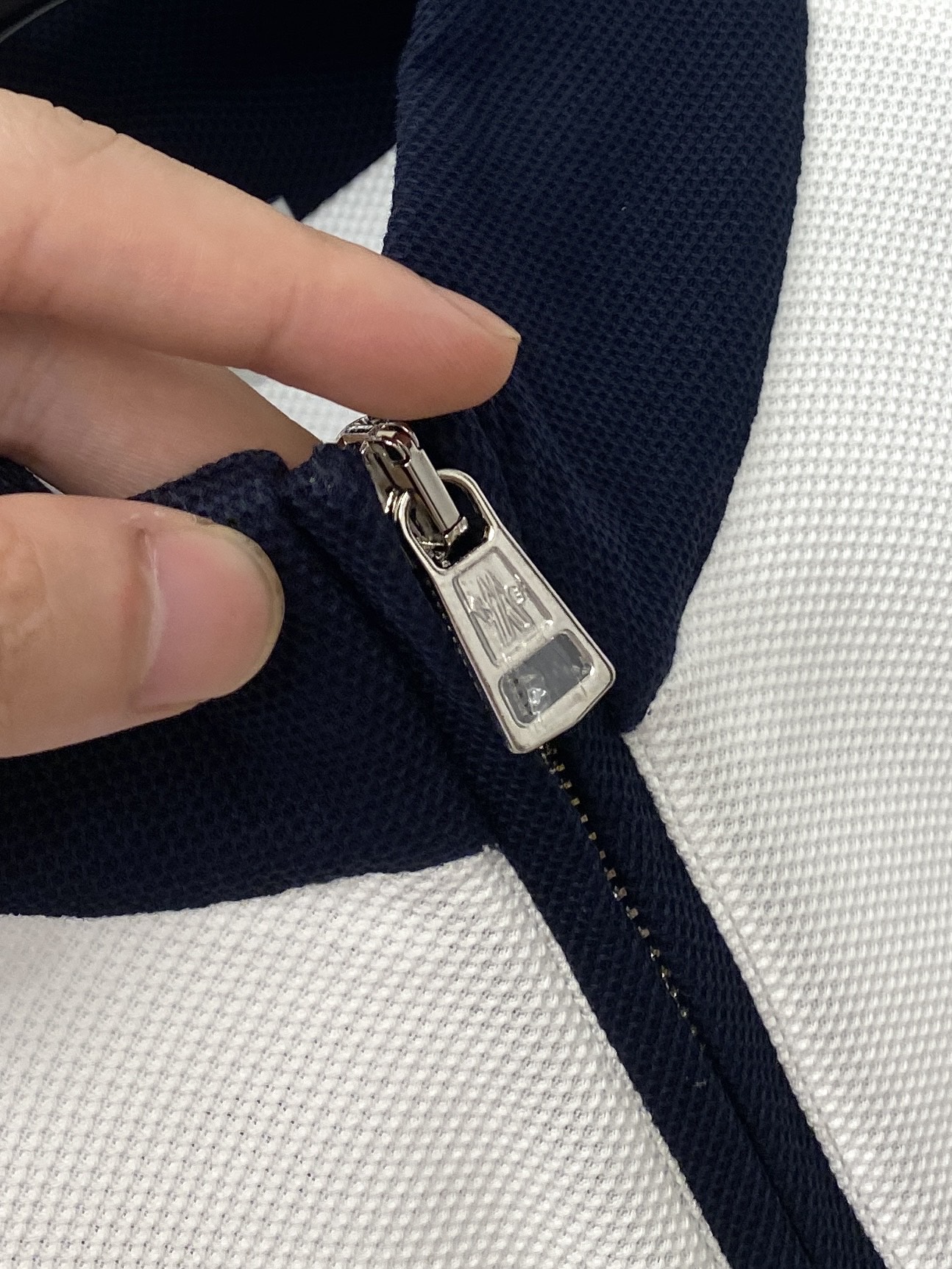 蒙口、2025最新款短袖T恤，帅气时尚，胸前刺绣装饰图案logo，简约百搭款。面料棉 不仅挺括，保持潮流