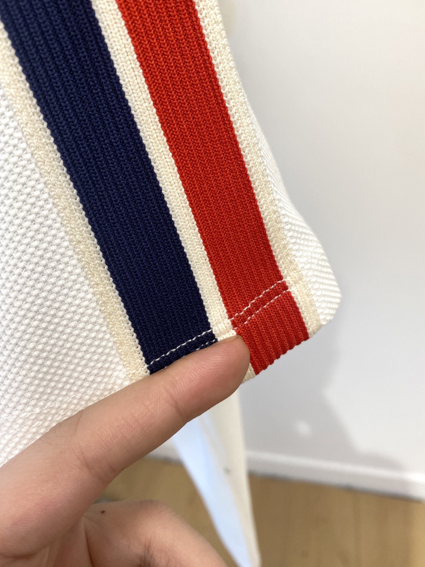 蒙口、2025最新款短袖T恤，帅气时尚，胸前刺绣装饰图案logo，简约百搭款。面料棉 不仅挺括，保持潮流