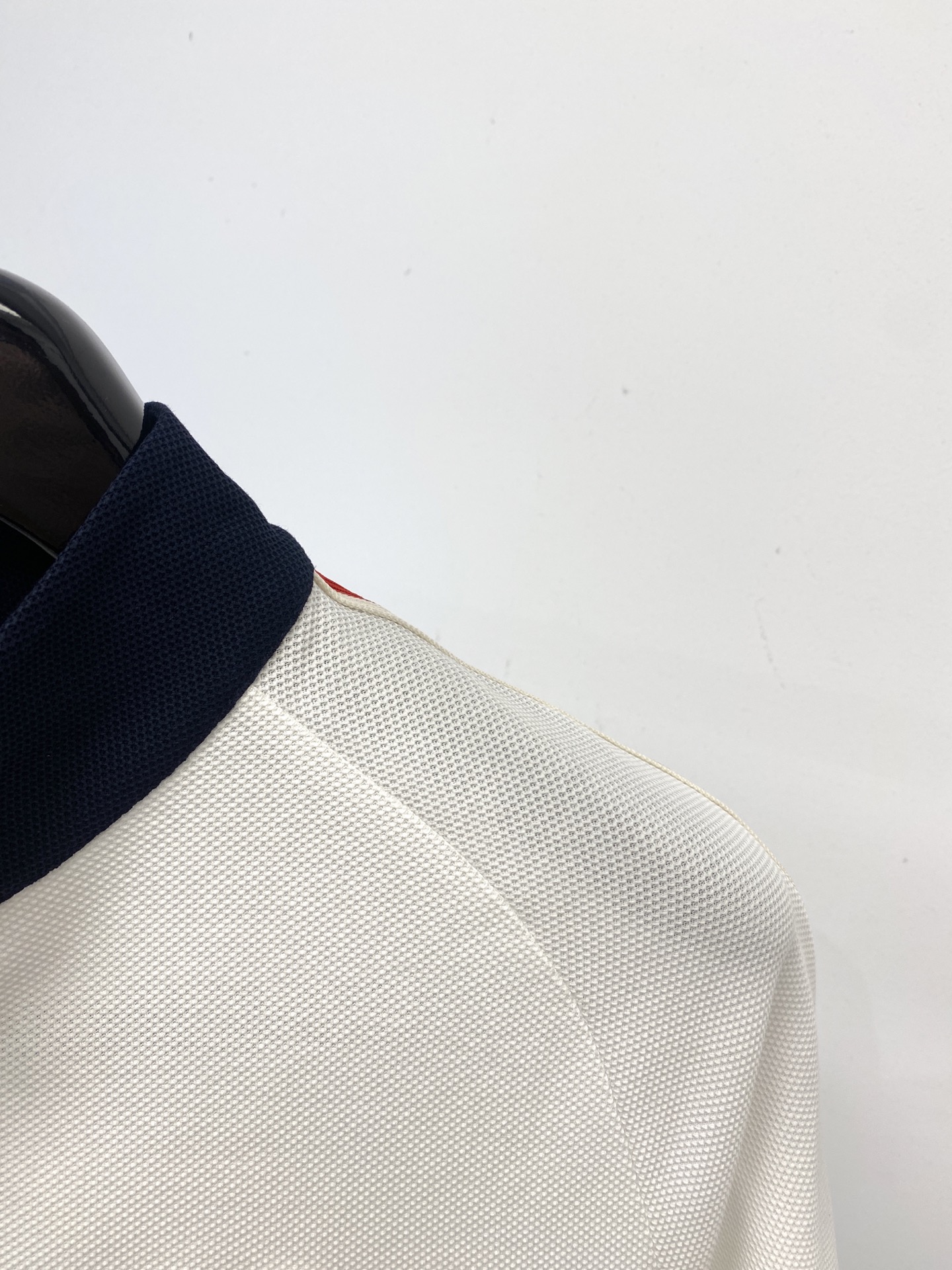 蒙口、2025最新款短袖T恤，帅气时尚，胸前刺绣装饰图案logo，简约百搭款。面料棉 不仅挺括，保持潮流