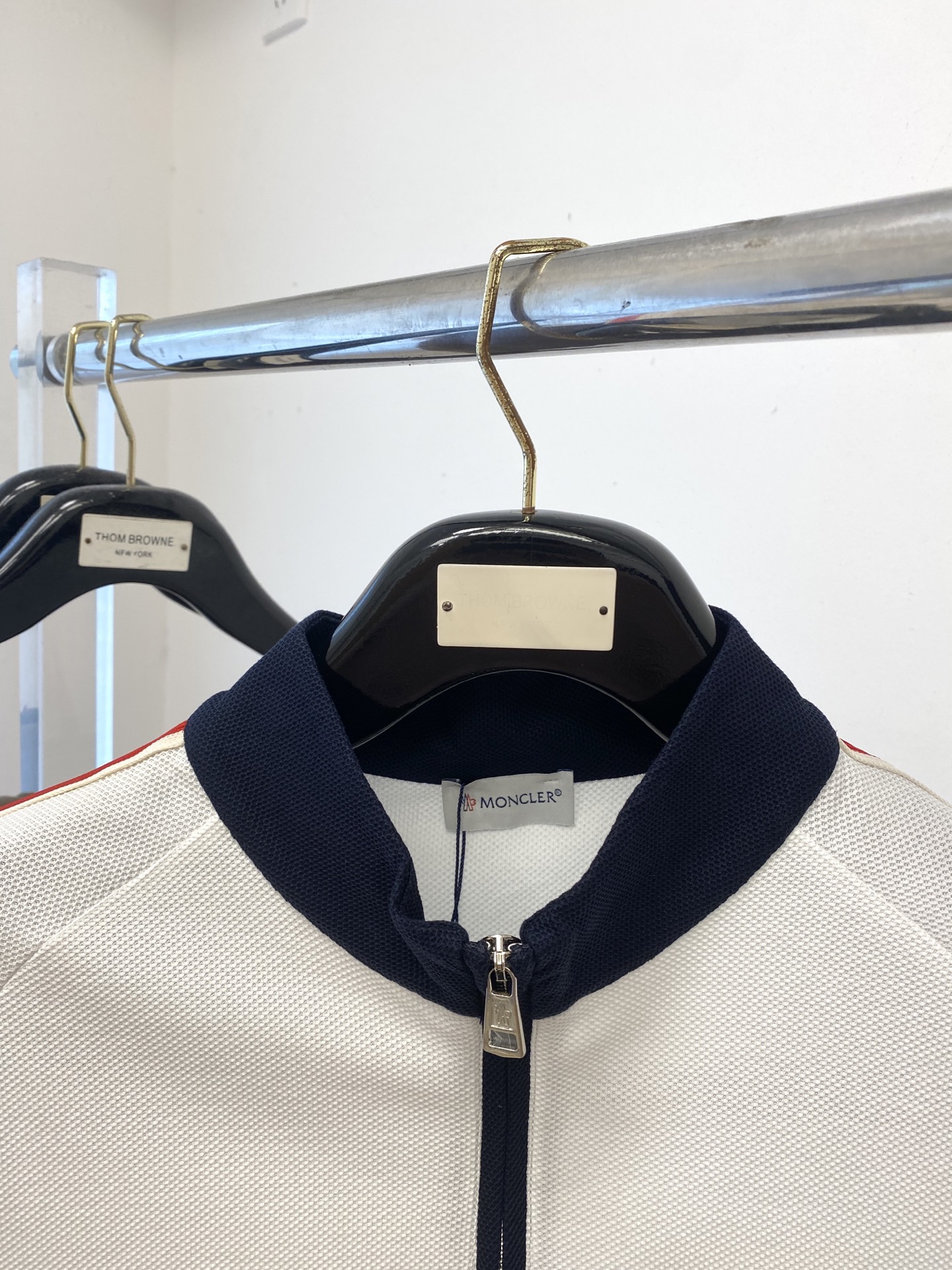 蒙口、2025最新款短袖T恤，帅气时尚，胸前刺绣装饰图案logo，简约百搭款。面料棉 不仅挺括，保持潮流