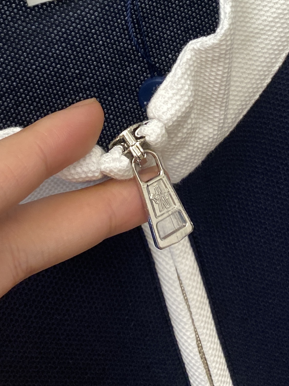 蒙口、2025最新款短袖T恤，帅气时尚，胸前刺绣装饰图案logo，简约百搭款。面料棉 不仅挺括，保持潮流