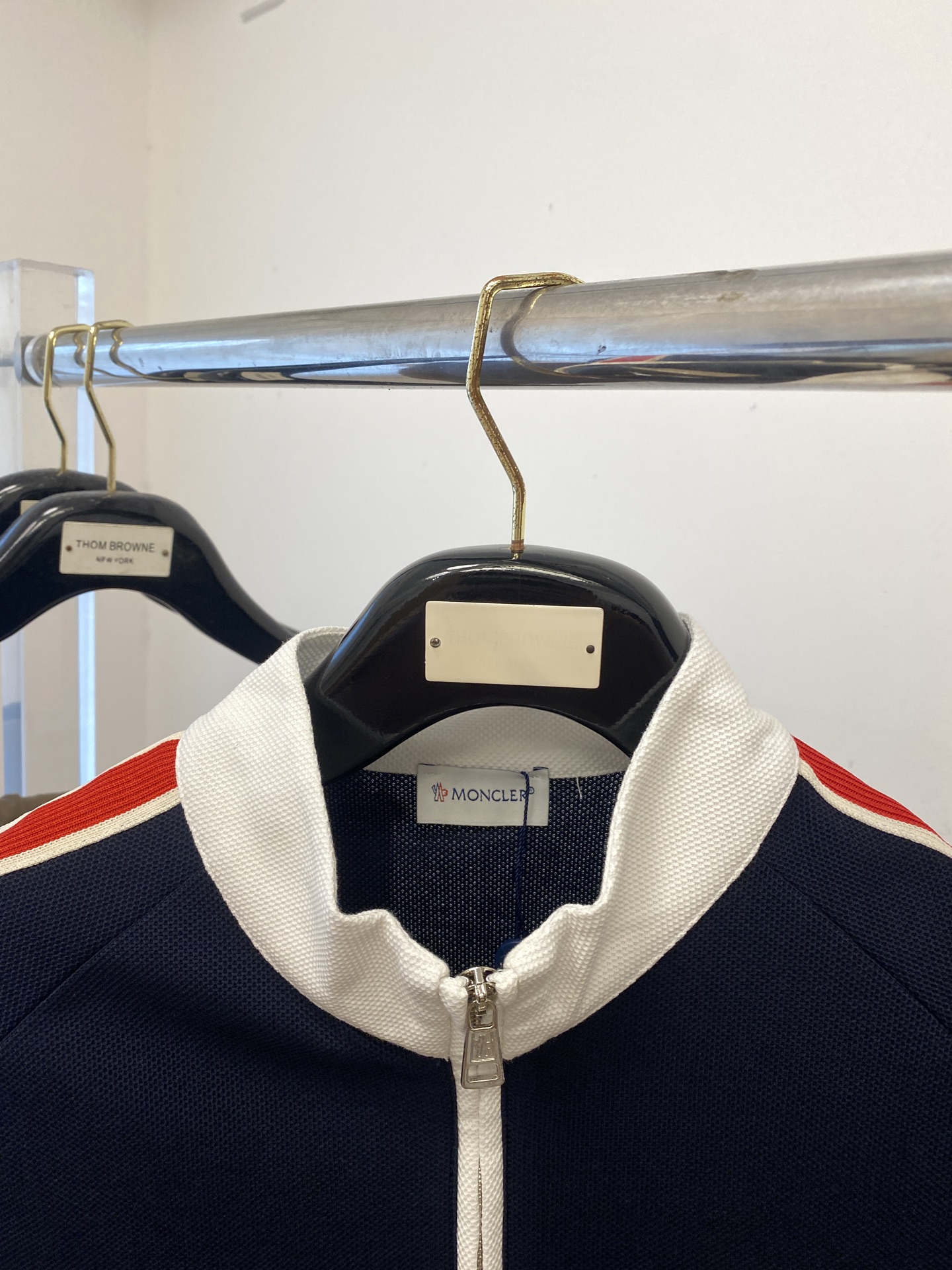 蒙口、2025最新款短袖T恤，帅气时尚，胸前刺绣装饰图案logo，简约百搭款。面料棉 不仅挺括，保持潮流