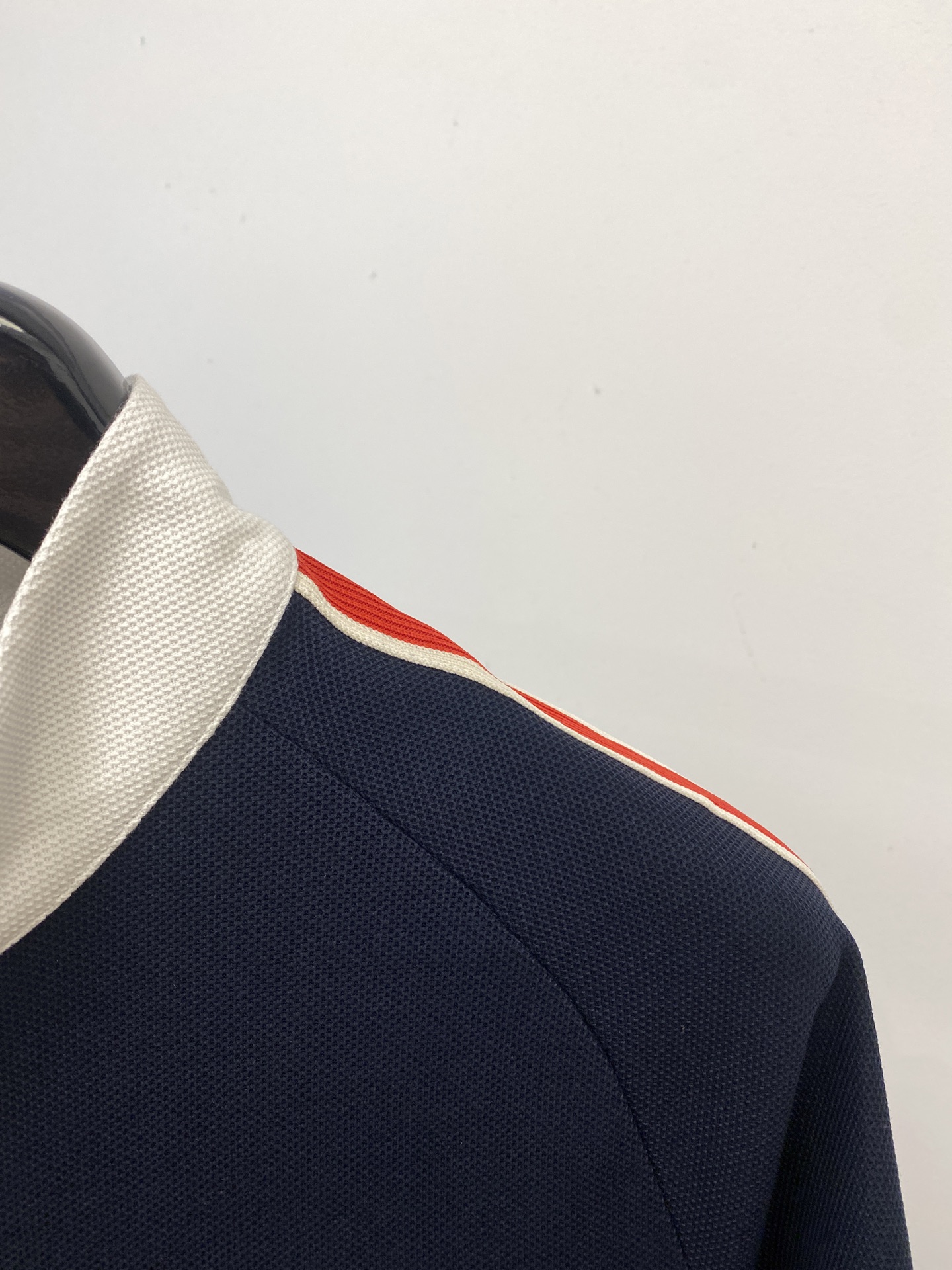 蒙口、2025最新款短袖T恤，帅气时尚，胸前刺绣装饰图案logo，简约百搭款。面料棉 不仅挺括，保持潮流