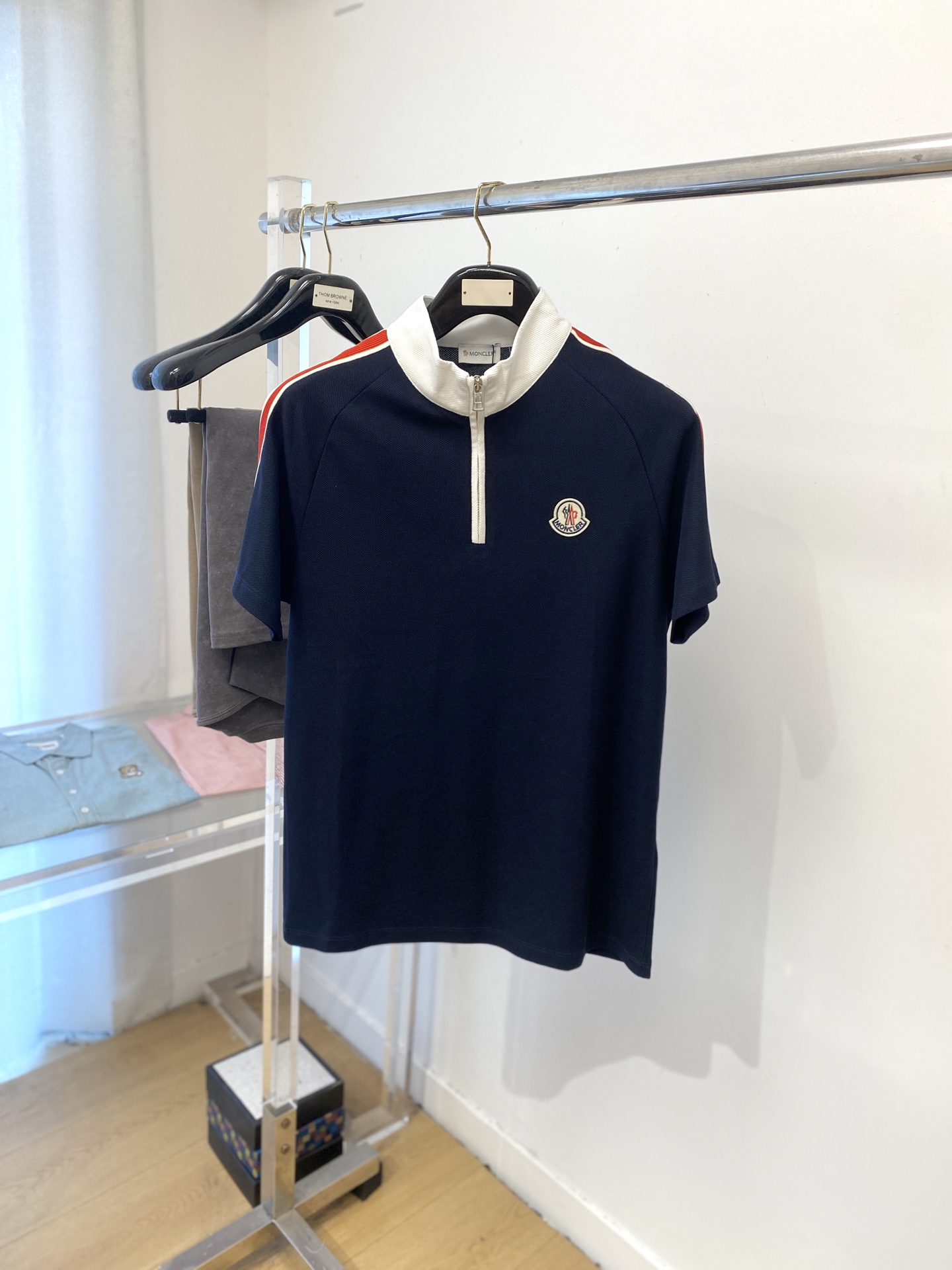 NO:478216,The latest short-sleeved T-shirt in 2025, handsome and fashionable, chest embroidered decorative pattern logo, simple and versatile style. The fabric cotton is not only crisp, maintains the trendy silhouette, but also comfortable to wear, the yarn is more delicate, and the number of codes M-3XL,,Moncler,T-shirt,tees,t-shirt,alexander wang19860909蒙口、2025最新款短袖T恤,帅气时尚,胸前刺绣装饰图案logo,简约百搭款.面料棉 不仅挺括,保持潮流的廓形,又穿着舒适,纱织更细腻,码数 M-3XL,,Moncler,T-shirt,tees，t-shirt,alexander wang,Men's clothing