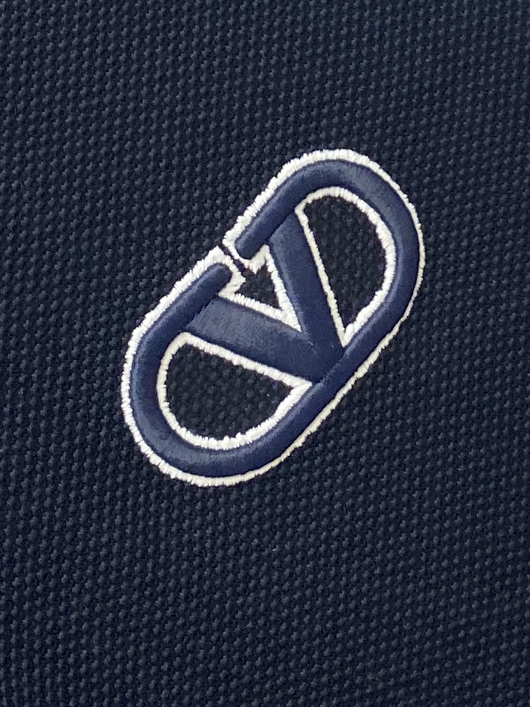 华伦天奴、2025最新款短袖T恤，帅气时尚，胸前精致刺绣图案logo，简约百搭款。面料棉 不仅挺括，保持